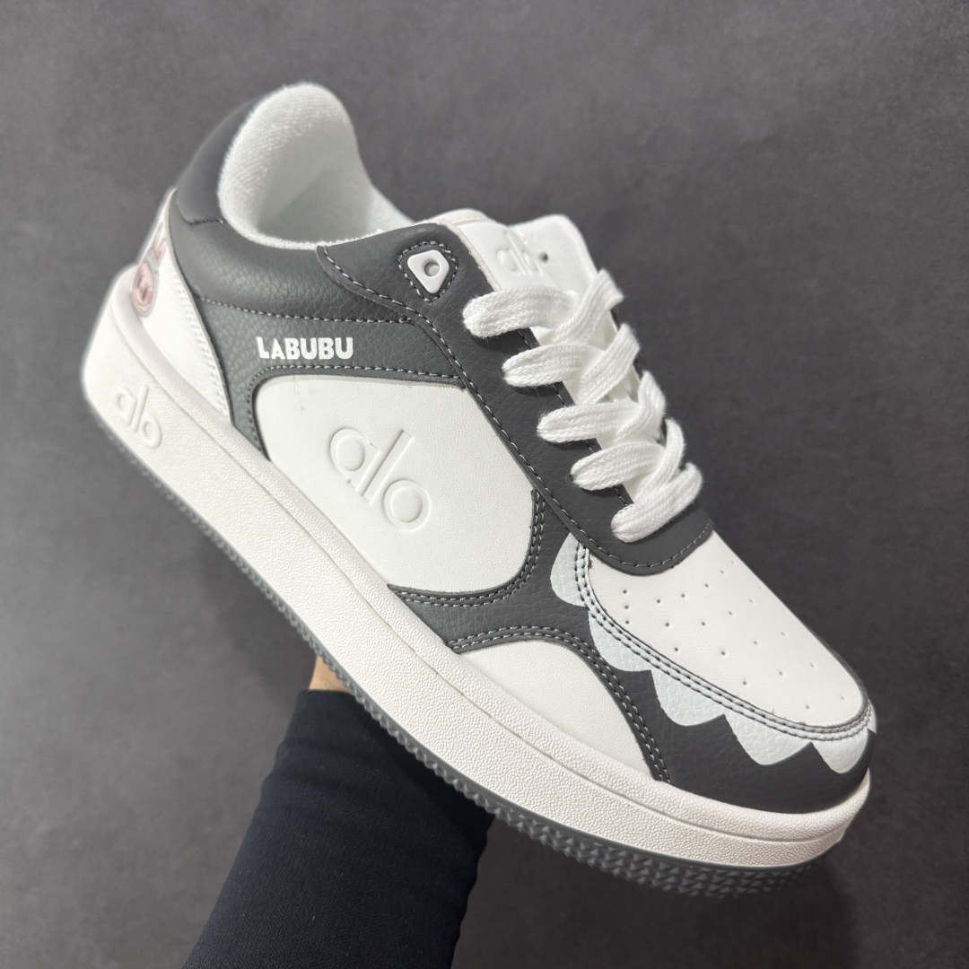 图片[3]-【定制版】Alo Yoga Recovery Mode 拉布布，人气单品 舒适简约防滑耐磨低帮休闲板鞋 白 #Alo Yoga于2007年创立于洛杉矶，意在传播有意识的运动，同时激发人们的健康意识与创造力。品牌的核心理念在于制作能够带来完美体验的瑜伽服饰与功能性单品，让有意识的运动融入并改变生活。 尺码：36-45 编码：CCB260270-选品中心