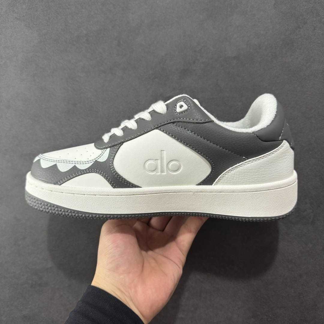图片[2]-【定制版】Alo Yoga Recovery Mode 拉布布，人气单品 舒适简约防滑耐磨低帮休闲板鞋 白 #Alo Yoga于2007年创立于洛杉矶，意在传播有意识的运动，同时激发人们的健康意识与创造力。品牌的核心理念在于制作能够带来完美体验的瑜伽服饰与功能性单品，让有意识的运动融入并改变生活。 尺码：36-45 编码：CCB260270-选品中心