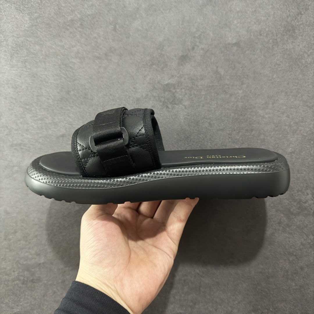图片[2]-【公司级】Dior迪奥 最新款 Dioriviera Dway 圆头套穿一字拖鞋 厚底 拖鞋 原版购入开发 做货 这款 Dior H-Town 凉鞋致敬运动风格经典标识，彰显 Dior 的高订精神。采用黑色橡胶精心制作，Oblique 印花鞋面，饰以同色调牛皮革细节提升格调。橡胶鞋底融入多种元素，饰以 Dior 标志更显精致，彰显未来主义风格。可与短裤或牛仔裤搭配穿着，配合送专柜精美包装 尺码：35 36 37 38 39 40 41 编码：TLB320330-选品中心