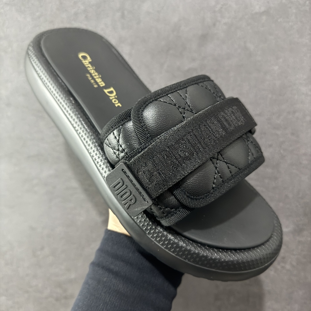 图片[3]-【公司级】Dior迪奥 最新款 Dioriviera Dway 圆头套穿一字拖鞋 厚底 拖鞋 原版购入开发 做货 这款 Dior H-Town 凉鞋致敬运动风格经典标识，彰显 Dior 的高订精神。采用黑色橡胶精心制作，Oblique 印花鞋面，饰以同色调牛皮革细节提升格调。橡胶鞋底融入多种元素，饰以 Dior 标志更显精致，彰显未来主义风格。可与短裤或牛仔裤搭配穿着，配合送专柜精美包装 尺码：35 36 37 38 39 40 41 编码：TLB320330-选品中心