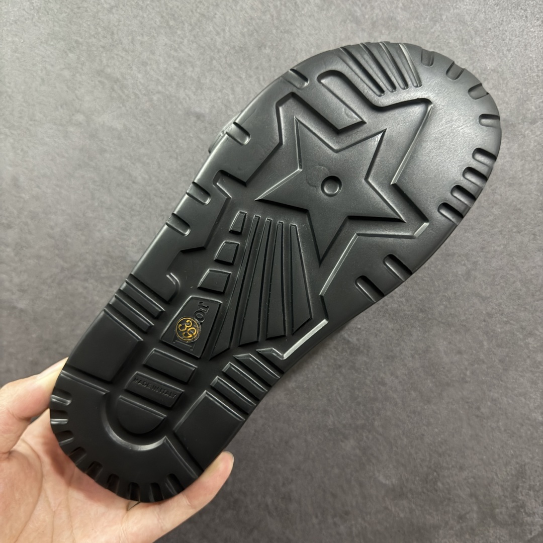 图片[9]-【公司级】Dior迪奥 最新款 Dioriviera Dway 圆头套穿一字拖鞋 厚底 拖鞋 原版购入开发 做货 这款 Dior H-Town 凉鞋致敬运动风格经典标识，彰显 Dior 的高订精神。采用黑色橡胶精心制作，Oblique 印花鞋面，饰以同色调牛皮革细节提升格调。橡胶鞋底融入多种元素，饰以 Dior 标志更显精致，彰显未来主义风格。可与短裤或牛仔裤搭配穿着，配合送专柜精美包装 尺码：35 36 37 38 39 40 41 编码：TLB320330-选品中心