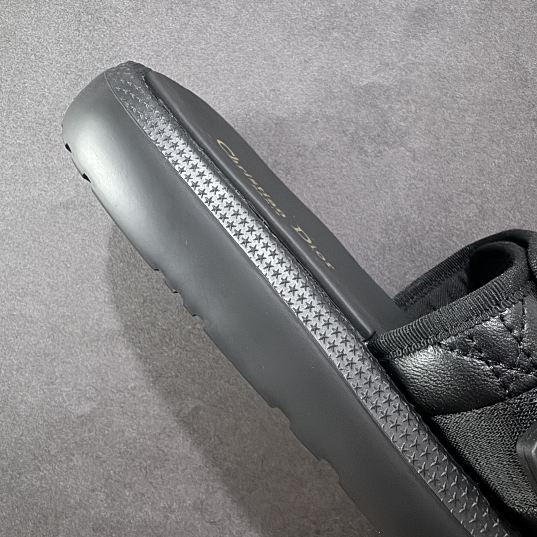 图片[6]-【公司级】Dior迪奥 最新款 Dioriviera Dway 圆头套穿一字拖鞋 厚底 拖鞋 原版购入开发 做货 这款 Dior H-Town 凉鞋致敬运动风格经典标识，彰显 Dior 的高订精神。采用黑色橡胶精心制作，Oblique 印花鞋面，饰以同色调牛皮革细节提升格调。橡胶鞋底融入多种元素，饰以 Dior 标志更显精致，彰显未来主义风格。可与短裤或牛仔裤搭配穿着，配合送专柜精美包装 尺码：35 36 37 38 39 40 41 编码：TLB320330-选品中心