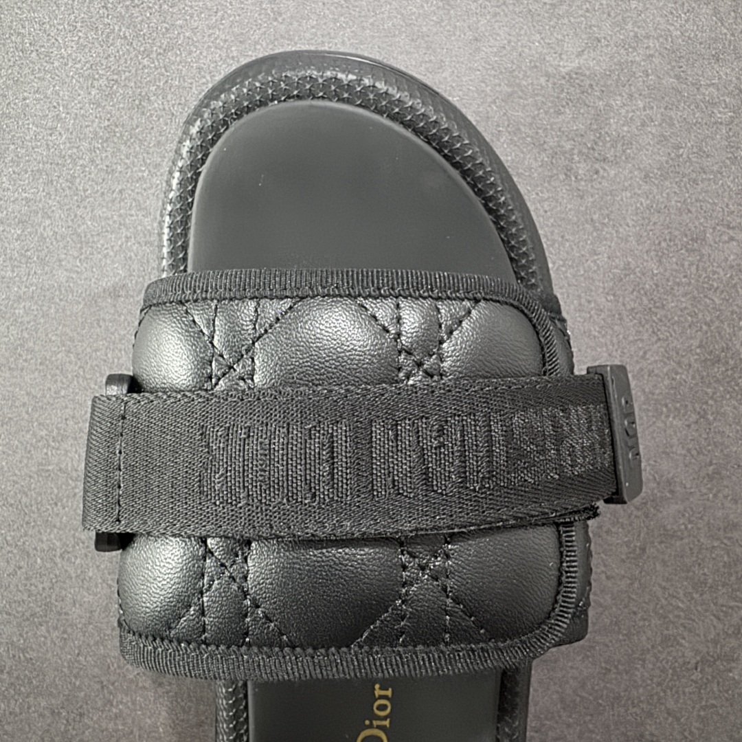 图片[8]-【公司级】Dior迪奥 最新款 Dioriviera Dway 圆头套穿一字拖鞋 厚底 拖鞋 原版购入开发 做货 这款 Dior H-Town 凉鞋致敬运动风格经典标识，彰显 Dior 的高订精神。采用黑色橡胶精心制作，Oblique 印花鞋面，饰以同色调牛皮革细节提升格调。橡胶鞋底融入多种元素，饰以 Dior 标志更显精致，彰显未来主义风格。可与短裤或牛仔裤搭配穿着，配合送专柜精美包装 尺码：35 36 37 38 39 40 41 编码：TLB320330-选品中心