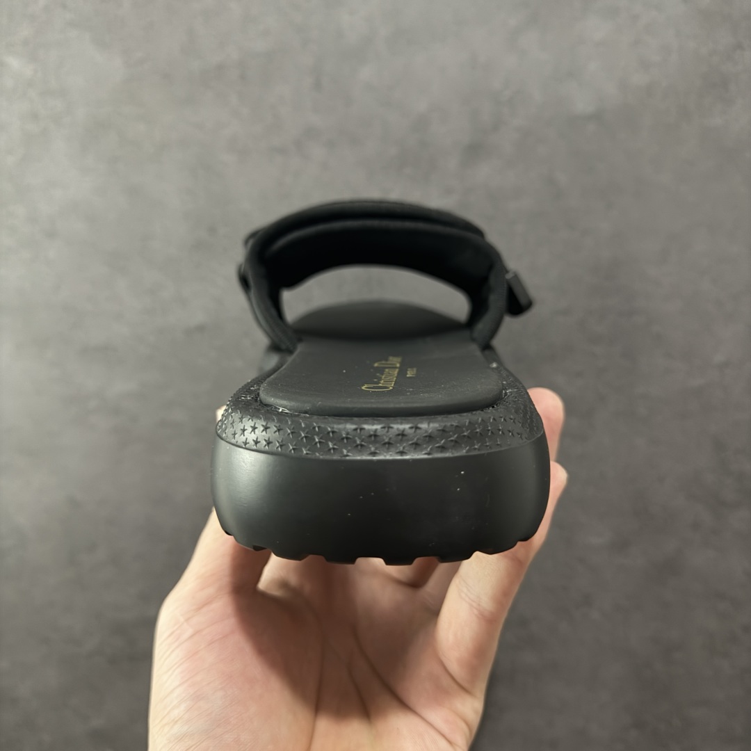 图片[4]-【公司级】Dior迪奥 最新款 Dioriviera Dway 圆头套穿一字拖鞋 厚底 拖鞋 原版购入开发 做货 这款 Dior H-Town 凉鞋致敬运动风格经典标识，彰显 Dior 的高订精神。采用黑色橡胶精心制作，Oblique 印花鞋面，饰以同色调牛皮革细节提升格调。橡胶鞋底融入多种元素，饰以 Dior 标志更显精致，彰显未来主义风格。可与短裤或牛仔裤搭配穿着，配合送专柜精美包装 尺码：35 36 37 38 39 40 41 编码：TLB320330-选品中心