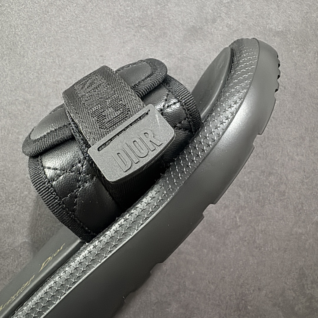 图片[5]-【公司级】Dior迪奥 最新款 Dioriviera Dway 圆头套穿一字拖鞋 厚底 拖鞋 原版购入开发 做货 这款 Dior H-Town 凉鞋致敬运动风格经典标识，彰显 Dior 的高订精神。采用黑色橡胶精心制作，Oblique 印花鞋面，饰以同色调牛皮革细节提升格调。橡胶鞋底融入多种元素，饰以 Dior 标志更显精致，彰显未来主义风格。可与短裤或牛仔裤搭配穿着，配合送专柜精美包装 尺码：35 36 37 38 39 40 41 编码：TLB320330-选品中心