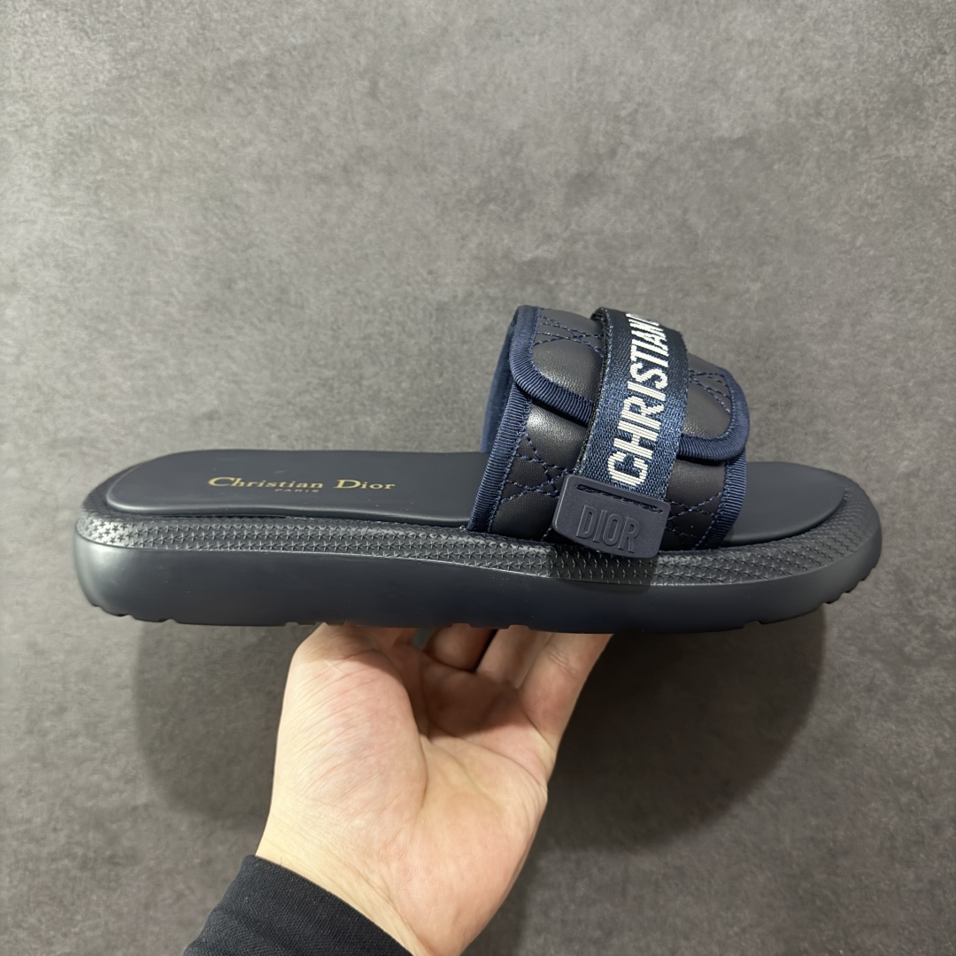 【公司级】Dior迪奥 最新款 Dioriviera Dway 圆头套穿一字拖鞋 厚底 拖鞋 原版购入开发 做货 这款 Dior H-Town 凉鞋致敬运动风格经典标识,彰显 Dior 的高订精神。采用黑色橡胶精心制作,Oblique 印花鞋面,饰以同色调牛皮革细节提升格调。橡胶鞋底融入多种元素,饰以 Dior 标志更显精致,彰显未来主义风格。可与短裤或牛仔裤搭配穿着,配合送专柜精美包装 尺码:35 36 37 38 39 40 41 编码:TLB320330-选品中心