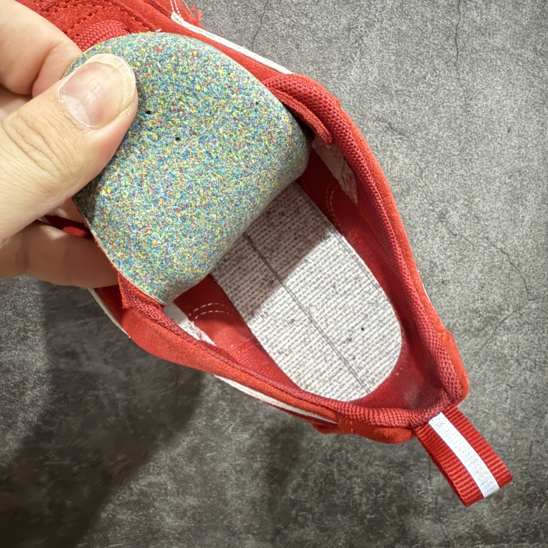 图片[8]-【首发版】巴黎世家联名款Balenciaga The Open Product x Puma Speedcat 极速赛车系列彪马低帮生活休闲鞋 原装档案原数据纸版楦型 采用原厂固色翻毛皮鞋面材质 二次成型\’猛帮\’成型工艺 全球知名运动品牌PUMA宝马赛车系列，融合了宝马车队的标志性配色，以趣味十足又前卫复古的设计引领潮流，将赛道精神融入街头时尚，开启前卫竞速之旅。自1978年巴伐利亚车队走上世界舞台，宝马赛车就在全球汽车制造和赛车运动领域留下了浓墨重彩的一笔。全新的两款BMW MMS Roma与BMW MMS Speedboat鞋款，均从宝马车型中汲取灵感。以黑或白为底色，融入经典配色，主打前卫复古风。Roma鞋款的鞋侧以复古的流线造型，缀以宝马经典Logo，巧妙吸睛；而Speedcat鞋款以亮眼三色条纹元素缀以舒适鞋面，赋予了独特的个性美学，演绎赛车的无尽能量 货号 406519 03 尺码 36 37 38 39 40 41 42 43 44 45 ｛官方同布 无半码｝ ⚠️-选品中心