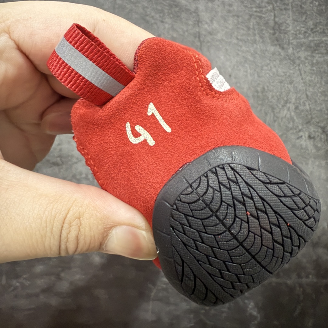 图片[2]-【首发版】巴黎世家联名款Balenciaga The Open Product x Puma Speedcat 极速赛车系列彪马低帮生活休闲鞋 原装档案原数据纸版楦型 采用原厂固色翻毛皮鞋面材质 二次成型\’猛帮\’成型工艺 全球知名运动品牌PUMA宝马赛车系列，融合了宝马车队的标志性配色，以趣味十足又前卫复古的设计引领潮流，将赛道精神融入街头时尚，开启前卫竞速之旅。自1978年巴伐利亚车队走上世界舞台，宝马赛车就在全球汽车制造和赛车运动领域留下了浓墨重彩的一笔。全新的两款BMW MMS Roma与BMW MMS Speedboat鞋款，均从宝马车型中汲取灵感。以黑或白为底色，融入经典配色，主打前卫复古风。Roma鞋款的鞋侧以复古的流线造型，缀以宝马经典Logo，巧妙吸睛；而Speedcat鞋款以亮眼三色条纹元素缀以舒适鞋面，赋予了独特的个性美学，演绎赛车的无尽能量 货号 406519 03 尺码 36 37 38 39 40 41 42 43 44 45 ｛官方同布 无半码｝ ⚠️-选品中心