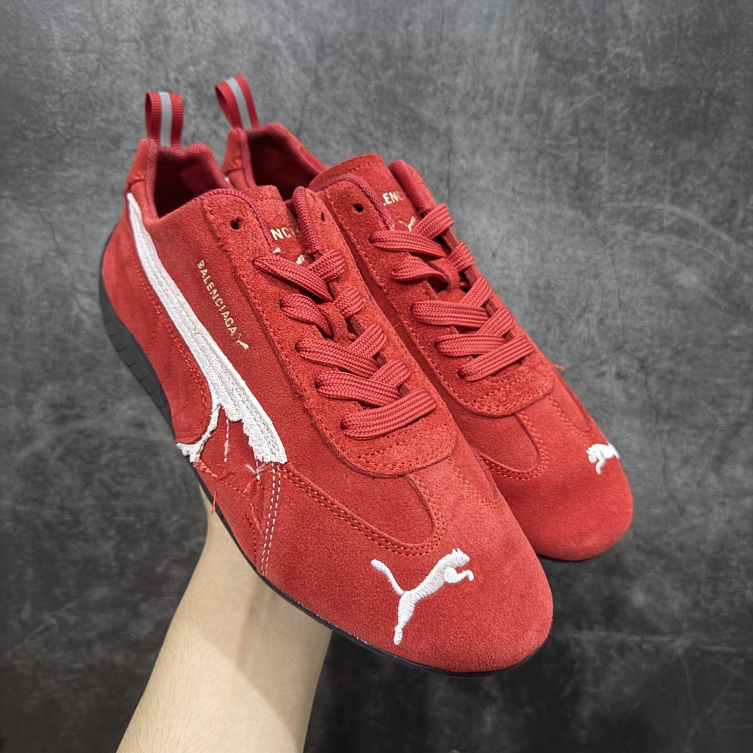 【首发版】巴黎世家联名款Balenciaga The Open Product x Puma Speedcat 极速赛车系列彪马低帮生活休闲鞋 原装档案原数据纸版楦型 采用原厂固色翻毛皮鞋面材质 二次成型\'猛帮\'成型工艺 全球知名运动品牌PUMA宝马赛车系列,融合了宝马车队的标志性配色,以趣味十足又前卫复古的设计引领潮流,将赛道精神融入街头时尚,开启前卫竞速之旅。自1978年巴伐利亚车队走上世界舞台,宝马赛车就在全球汽车制造和赛车运动领域留下了浓墨重彩的一笔。全新的两款BMW MMS Roma与BMW MMS Speedboat鞋款,均从宝马车型中汲取灵感。以黑或白为底色,融入经典配色,主打前卫复古风。Roma鞋款的鞋侧以复古的流线造型,缀以宝马经典Logo,巧妙吸睛;而Speedcat鞋款以亮眼三色条纹元素缀以舒适鞋面,赋予了独特的个性美学,演绎赛车的无尽能量 货号 406519 03 尺码 36 37 38 39 40 41 42 43 44 45 {官方同布 无半码} ⚠️-选品中心