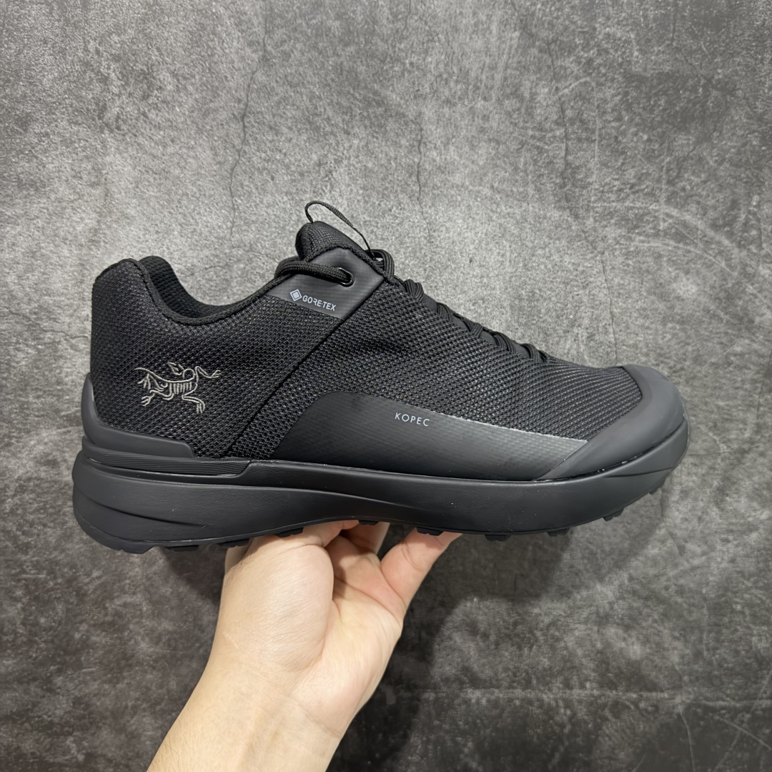 【纯原套盒版】始祖鸟ArcTeryx Kopec GTX M 覆盖透气男越野跑鞋 正确后跟刺绣 完美细节版型 官方同步上架 适合技术路线单日徒步穿着 aeriosflgtx鞋受到长途野外跑步鞋的启发 适合在变化的地形上进行快速轻快的徒步旅行穿着,舒适而有支撑性,使您充满信心。该设计与脚部融为一体,可最大限度地减少摩擦,gore-tex保护膜网砂,采用gore隐形适体(invisiblefit)技术,更轻薄舒适。敏捷、稳定和技术路线上的自信源于vibram® megagrip外底、压缩eva内底以及一体的tpu。重量约:275g技术特点透气轻量耐磨鞋子鞋外底结构vibram®megagripM橡胶化合材料耐用柔软鞋子结构tpu鞋头可防磨损压缩eva泡沫内底以及一体的tpu铁芯提高了灵活性和稳定性,使您充满信心鞋子衬垫结构4mm厚ortholiteM3d模制插片材料gore-tex薄膜tpu高耐磨保护膜cordura® MX 尺码:36-45 编码: PSD380400-选品中心