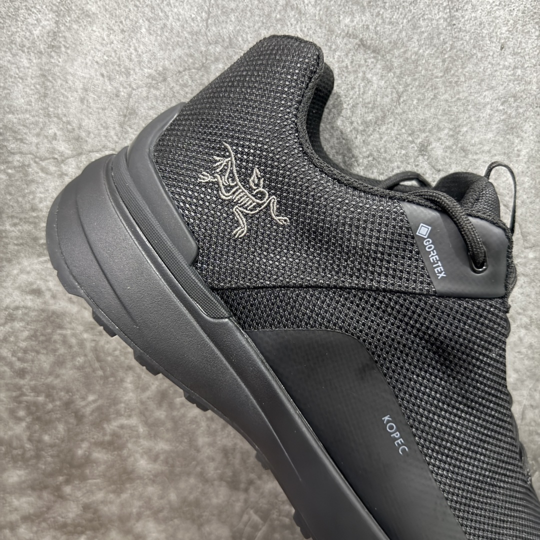 图片[7]-【纯原套盒版】始祖鸟ArcTeryx Kopec GTX M 覆盖透气男越野跑鞋 正确后跟刺绣 完美细节版型 官方同步上架 适合技术路线单日徒步穿着 aeriosflgtx鞋受到长途野外跑步鞋的启发 适合在变化的地形上进行快速轻快的徒步旅行穿着，舒适而有支撑性，使您充满信心。该设计与脚部融为一体，可最大限度地减少摩擦，gore-tex保护膜网砂，采用gore隐形适体(invisiblefit)技术，更轻薄舒适。敏捷、稳定和技术路线上的自信源于vibram® megagrip外底、压缩eva内底以及一体的tpu。重量约：275g技术特点透气轻量耐磨鞋子鞋外底结构vibram®megagripM橡胶化合材料耐用柔软鞋子结构tpu鞋头可防磨损压缩eva泡沫内底以及一体的tpu铁芯提高了灵活性和稳定性，使您充满信心鞋子衬垫结构4mm厚ortholiteM3d模制插片材料gore-tex薄膜tpu高耐磨保护膜cordura® MX 尺码：36-45 编码： PSD380400-选品中心