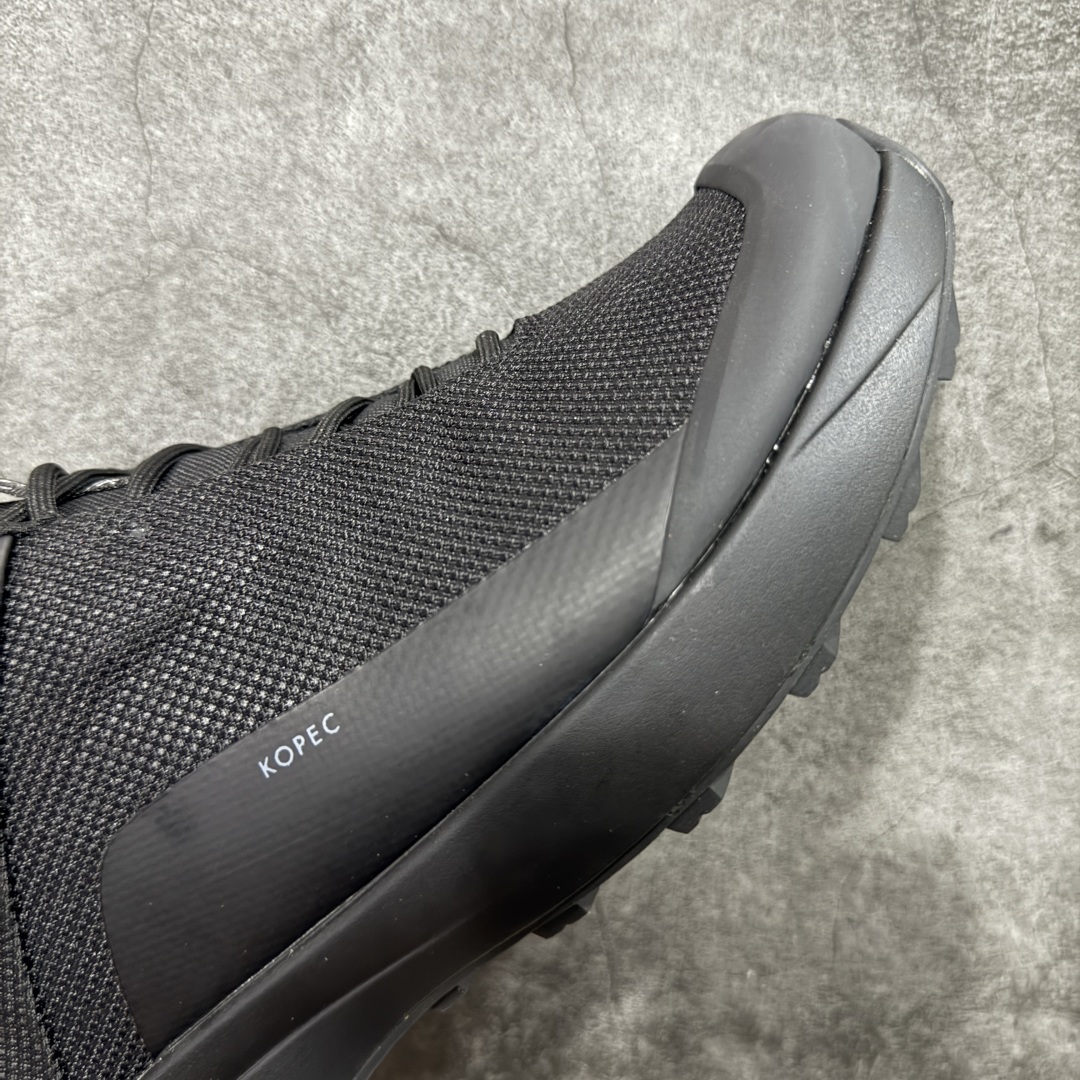 图片[6]-【纯原套盒版】始祖鸟ArcTeryx Kopec GTX M 覆盖透气男越野跑鞋 正确后跟刺绣 完美细节版型 官方同步上架 适合技术路线单日徒步穿着 aeriosflgtx鞋受到长途野外跑步鞋的启发 适合在变化的地形上进行快速轻快的徒步旅行穿着，舒适而有支撑性，使您充满信心。该设计与脚部融为一体，可最大限度地减少摩擦，gore-tex保护膜网砂，采用gore隐形适体(invisiblefit)技术，更轻薄舒适。敏捷、稳定和技术路线上的自信源于vibram® megagrip外底、压缩eva内底以及一体的tpu。重量约：275g技术特点透气轻量耐磨鞋子鞋外底结构vibram®megagripM橡胶化合材料耐用柔软鞋子结构tpu鞋头可防磨损压缩eva泡沫内底以及一体的tpu铁芯提高了灵活性和稳定性，使您充满信心鞋子衬垫结构4mm厚ortholiteM3d模制插片材料gore-tex薄膜tpu高耐磨保护膜cordura® MX 尺码：36-45 编码： PSD380400-选品中心