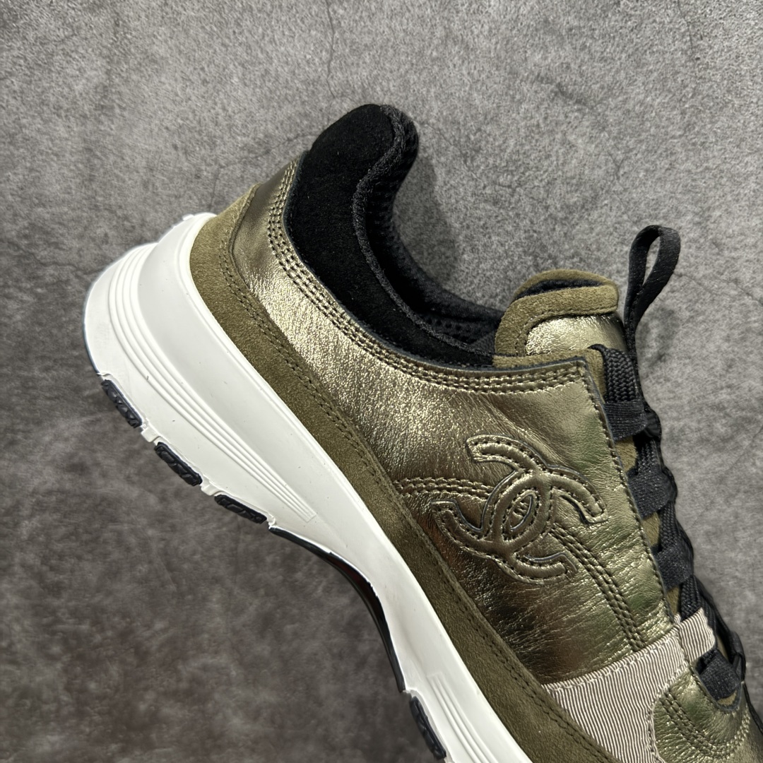 图片[7]-【莞顶礼盒版】Chanel 25a春夏小厚底运动鞋 经典大爆款，各大博主上脚同款 经典超百搭，随意穿搭拿捏的稳稳的，现已登陆发售！ 高价购入两对原版 一比一开模精心制造 鞋面大底配件全套开模 鞋面原版定制金属小牛皮 原版开模皮料空压工艺 内里网都是进口定制，很贴肤 鞋面立体流畅 原版开模多层组合大底 高端礼盒飞机盒包装 档次拉满 尺码：35-40-选品中心