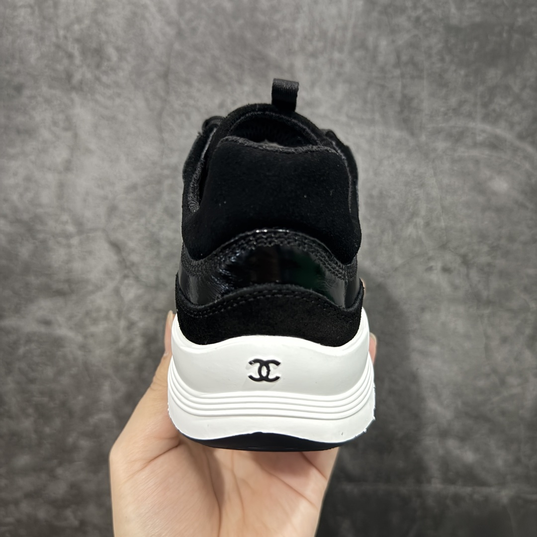图片[4]-【莞顶礼盒版】Chanel 25a春夏小厚底运动鞋 经典大爆款，各大博主上脚同款 经典超百搭，随意穿搭拿捏的稳稳的，现已登陆发售！ 高价购入两对原版 一比一开模精心制造 鞋面大底配件全套开模 鞋面原版定制金属小牛皮 原版开模皮料空压工艺 内里网都是进口定制，很贴肤 鞋面立体流畅 原版开模多层组合大底 高端礼盒飞机盒包装 档次拉满 尺码：35-40-选品中心