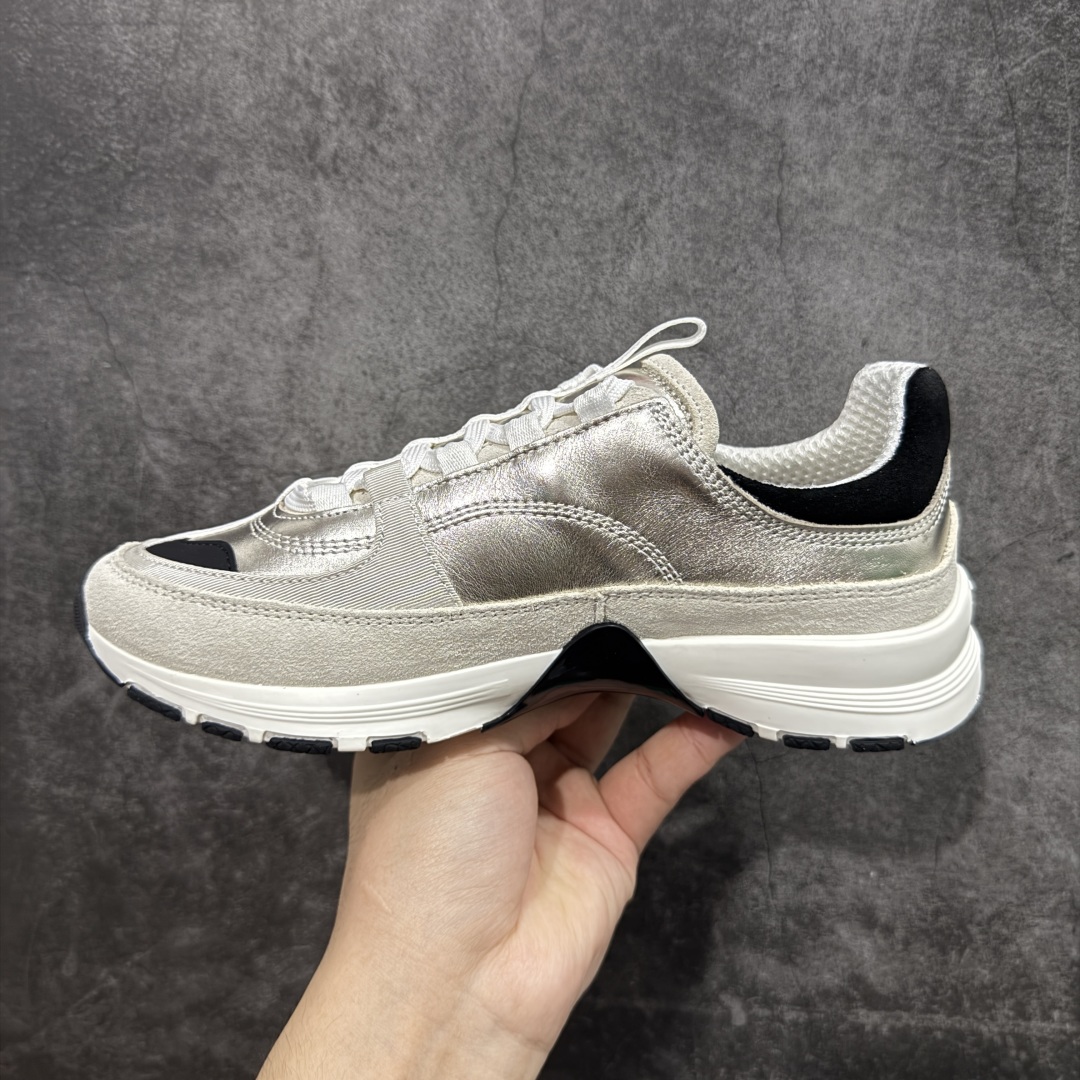 图片[2]-【莞顶礼盒版】Chanel 25a春夏小厚底运动鞋 经典大爆款，各大博主上脚同款 经典超百搭，随意穿搭拿捏的稳稳的，现已登陆发售！ 高价购入两对原版 一比一开模精心制造 鞋面大底配件全套开模 鞋面原版定制金属小牛皮 原版开模皮料空压工艺 内里网都是进口定制，很贴肤 鞋面立体流畅 原版开模多层组合大底 高端礼盒飞机盒包装 档次拉满 尺码：35-40-选品中心