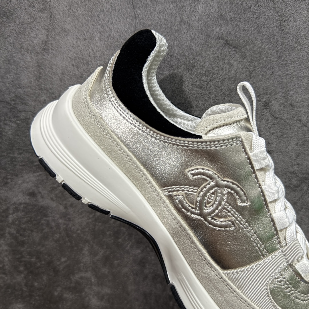 图片[7]-【莞顶礼盒版】Chanel 25a春夏小厚底运动鞋 经典大爆款，各大博主上脚同款 经典超百搭，随意穿搭拿捏的稳稳的，现已登陆发售！ 高价购入两对原版 一比一开模精心制造 鞋面大底配件全套开模 鞋面原版定制金属小牛皮 原版开模皮料空压工艺 内里网都是进口定制，很贴肤 鞋面立体流畅 原版开模多层组合大底 高端礼盒飞机盒包装 档次拉满 尺码：35-40-选品中心