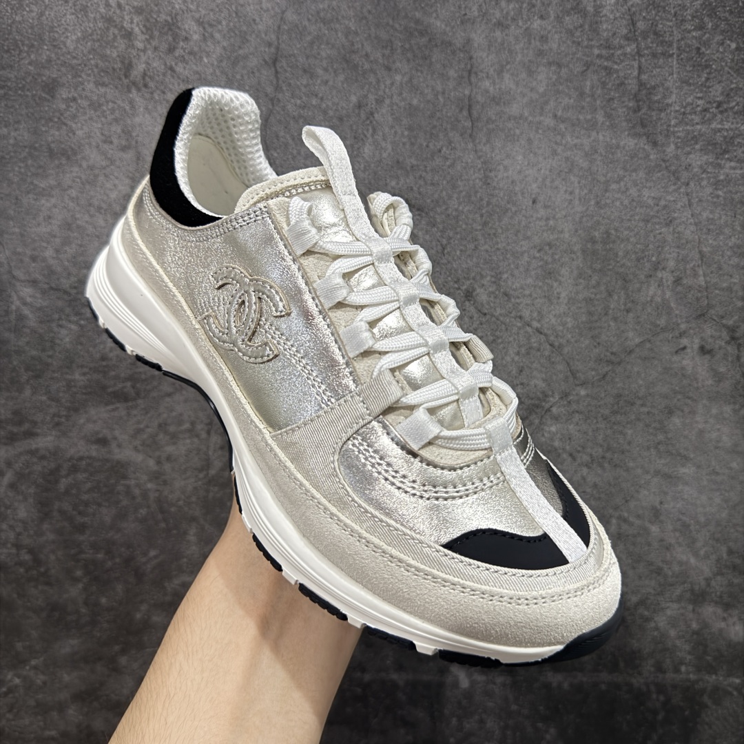 图片[3]-【莞顶礼盒版】Chanel 25a春夏小厚底运动鞋 经典大爆款，各大博主上脚同款 经典超百搭，随意穿搭拿捏的稳稳的，现已登陆发售！ 高价购入两对原版 一比一开模精心制造 鞋面大底配件全套开模 鞋面原版定制金属小牛皮 原版开模皮料空压工艺 内里网都是进口定制，很贴肤 鞋面立体流畅 原版开模多层组合大底 高端礼盒飞机盒包装 档次拉满 尺码：35-40-选品中心