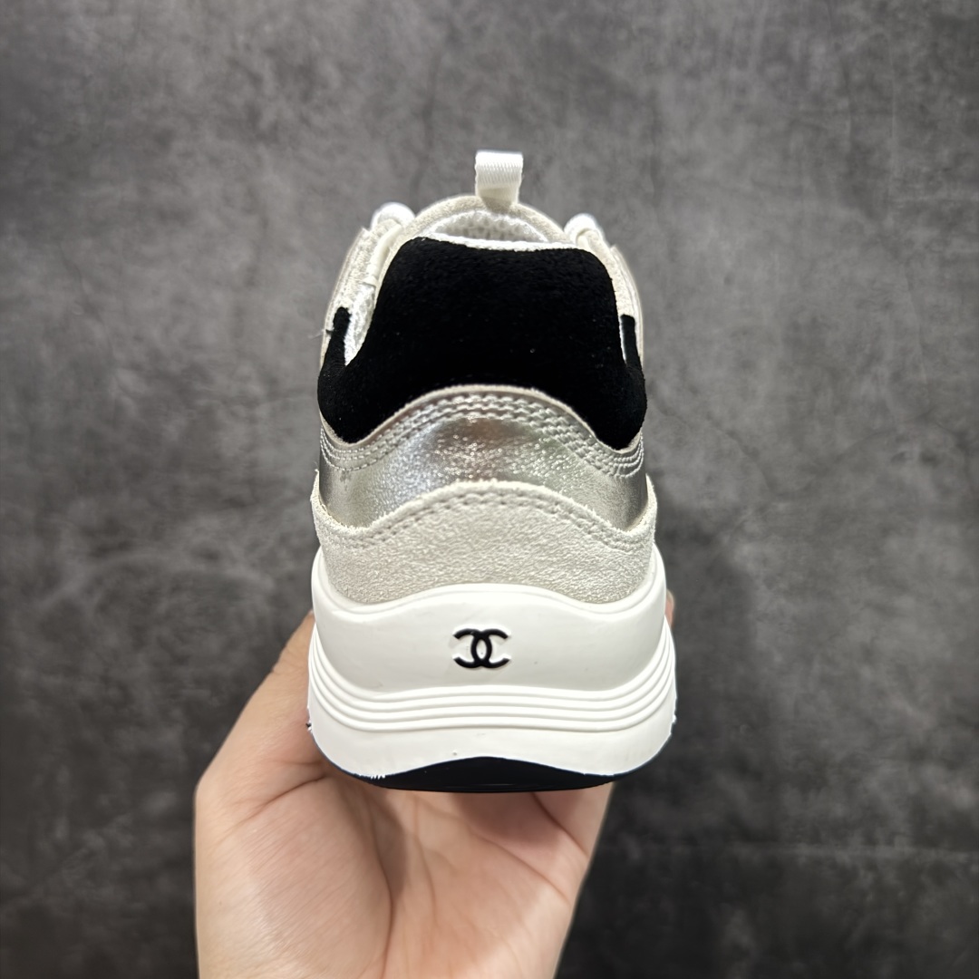 图片[4]-【莞顶礼盒版】Chanel 25a春夏小厚底运动鞋 经典大爆款，各大博主上脚同款 经典超百搭，随意穿搭拿捏的稳稳的，现已登陆发售！ 高价购入两对原版 一比一开模精心制造 鞋面大底配件全套开模 鞋面原版定制金属小牛皮 原版开模皮料空压工艺 内里网都是进口定制，很贴肤 鞋面立体流畅 原版开模多层组合大底 高端礼盒飞机盒包装 档次拉满 尺码：35-40-选品中心