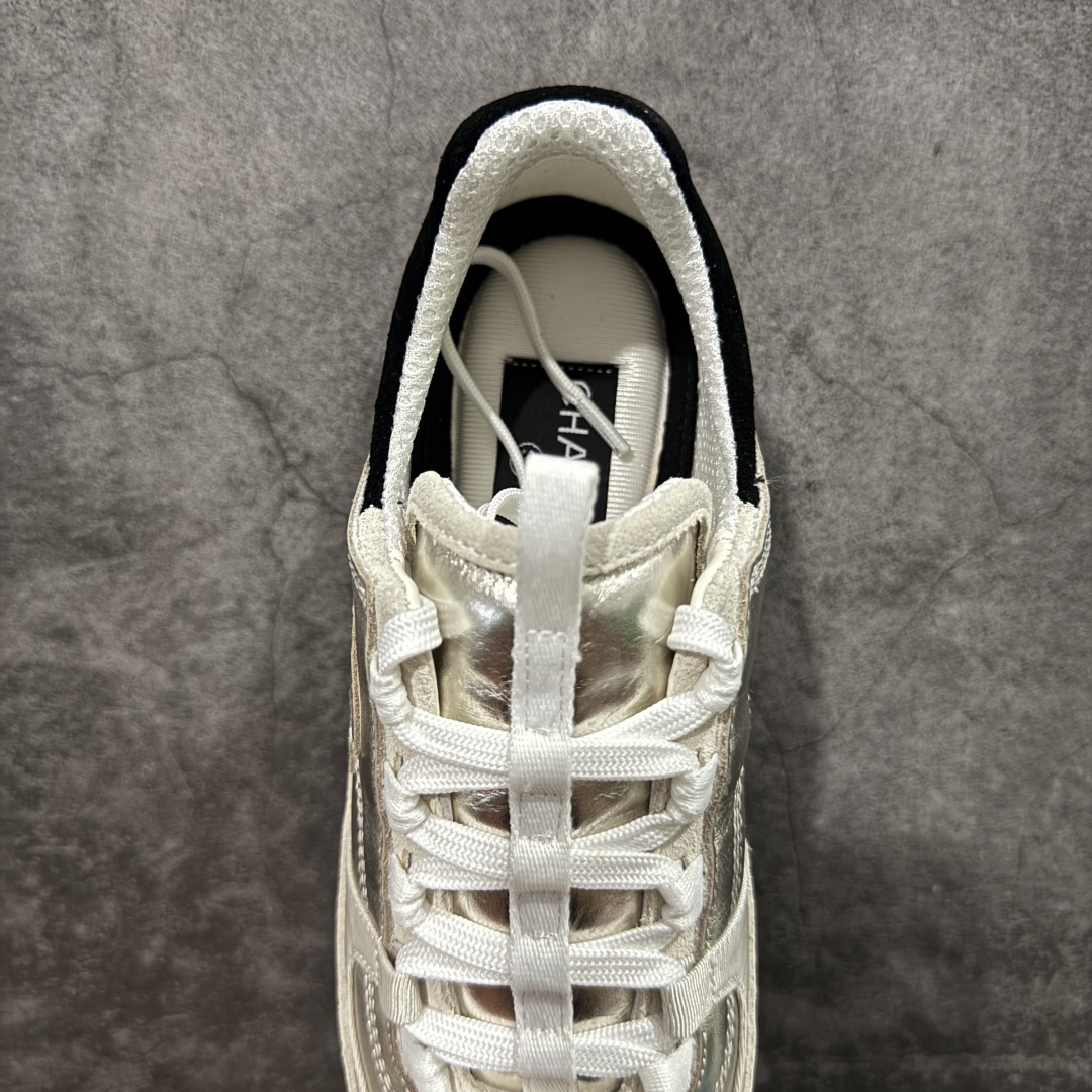 图片[8]-【莞顶礼盒版】Chanel 25a春夏小厚底运动鞋 经典大爆款，各大博主上脚同款 经典超百搭，随意穿搭拿捏的稳稳的，现已登陆发售！ 高价购入两对原版 一比一开模精心制造 鞋面大底配件全套开模 鞋面原版定制金属小牛皮 原版开模皮料空压工艺 内里网都是进口定制，很贴肤 鞋面立体流畅 原版开模多层组合大底 高端礼盒飞机盒包装 档次拉满 尺码：35-40-选品中心