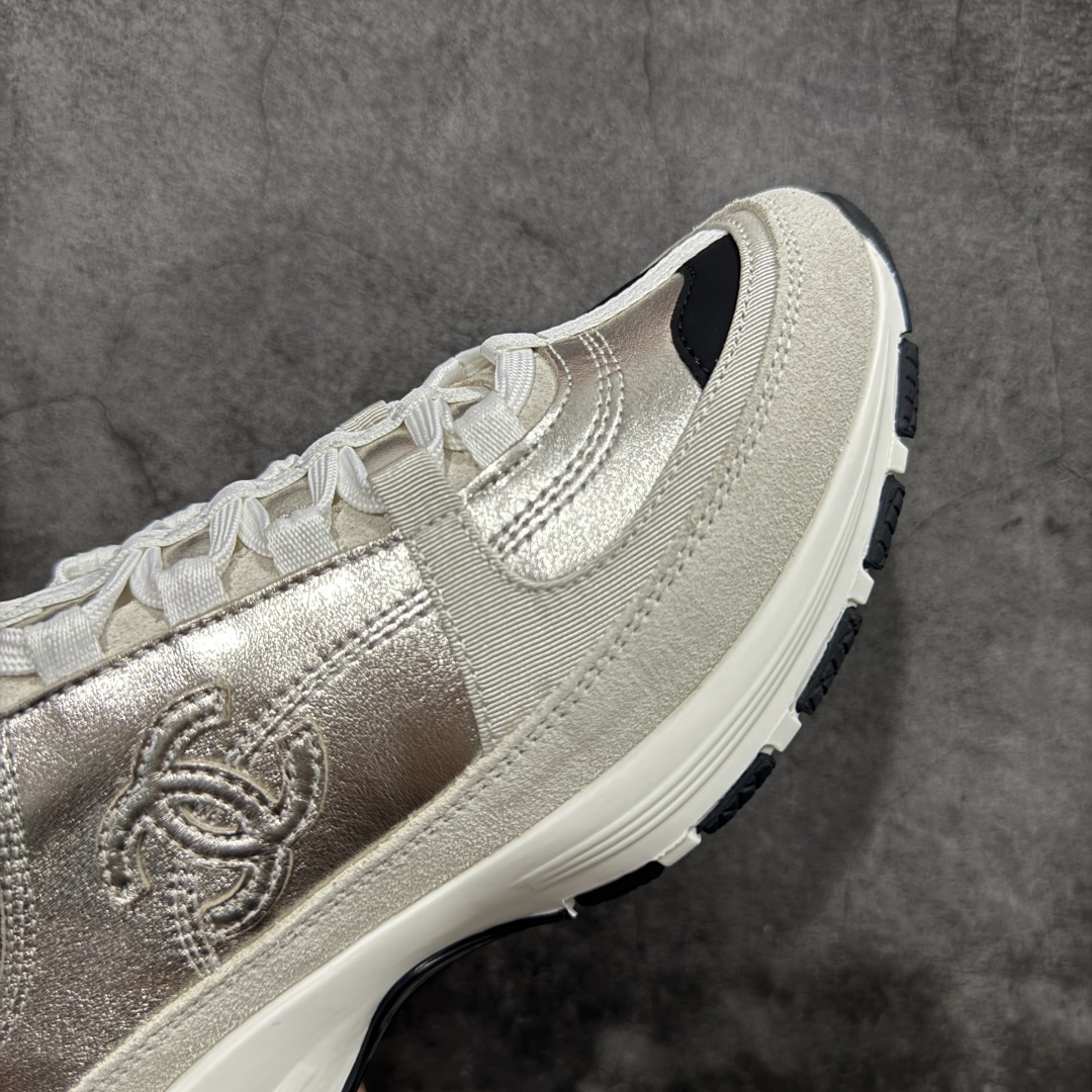 图片[6]-【莞顶礼盒版】Chanel 25a春夏小厚底运动鞋 经典大爆款，各大博主上脚同款 经典超百搭，随意穿搭拿捏的稳稳的，现已登陆发售！ 高价购入两对原版 一比一开模精心制造 鞋面大底配件全套开模 鞋面原版定制金属小牛皮 原版开模皮料空压工艺 内里网都是进口定制，很贴肤 鞋面立体流畅 原版开模多层组合大底 高端礼盒飞机盒包装 档次拉满 尺码：35-40-选品中心