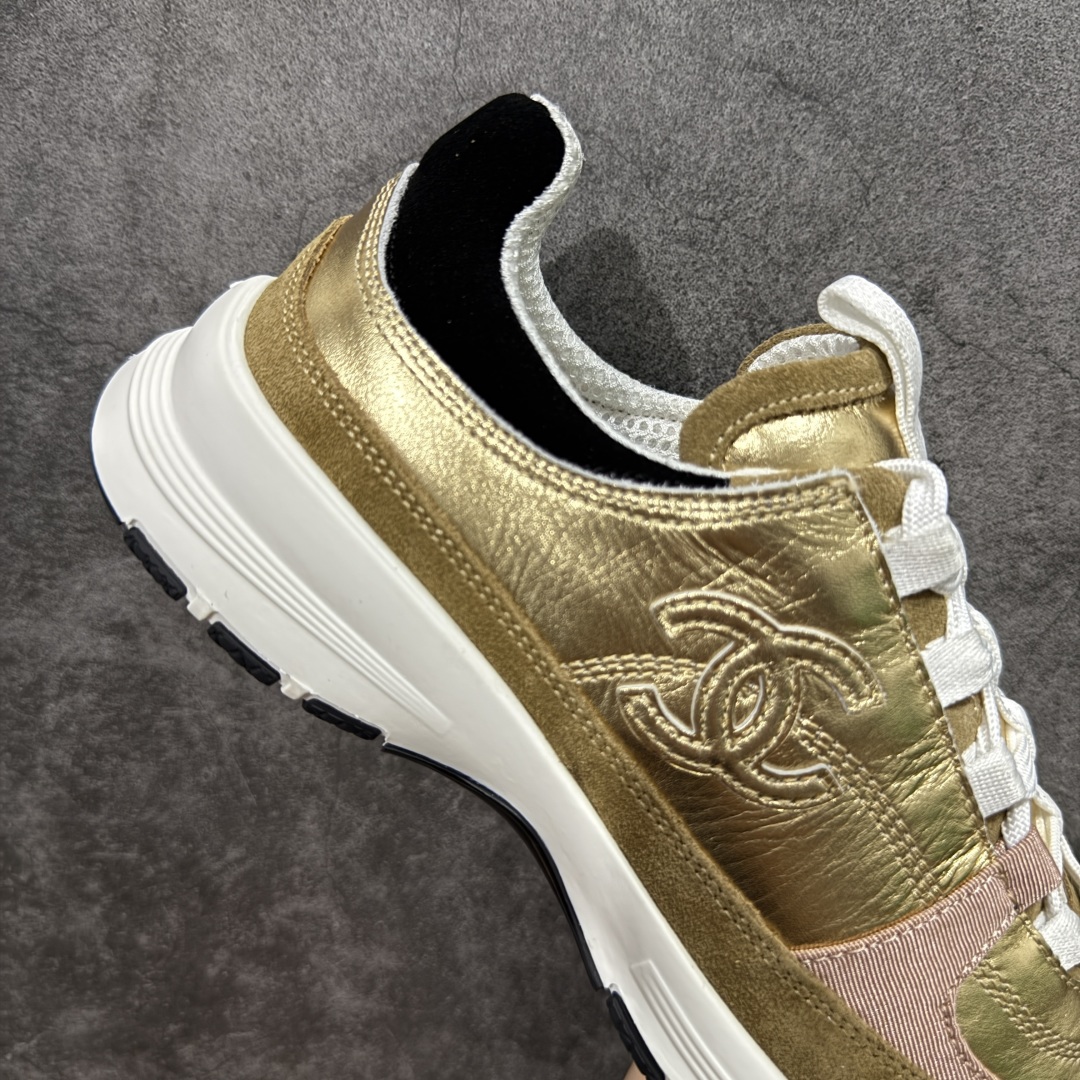 图片[7]-【莞顶礼盒版】Chanel 25a春夏小厚底运动鞋 经典大爆款，各大博主上脚同款 经典超百搭，随意穿搭拿捏的稳稳的，现已登陆发售！ 高价购入两对原版 一比一开模精心制造 鞋面大底配件全套开模 鞋面原版定制金属小牛皮 原版开模皮料空压工艺 内里网都是进口定制，很贴肤 鞋面立体流畅 原版开模多层组合大底 高端礼盒飞机盒包装 档次拉满 尺码：35-40-选品中心