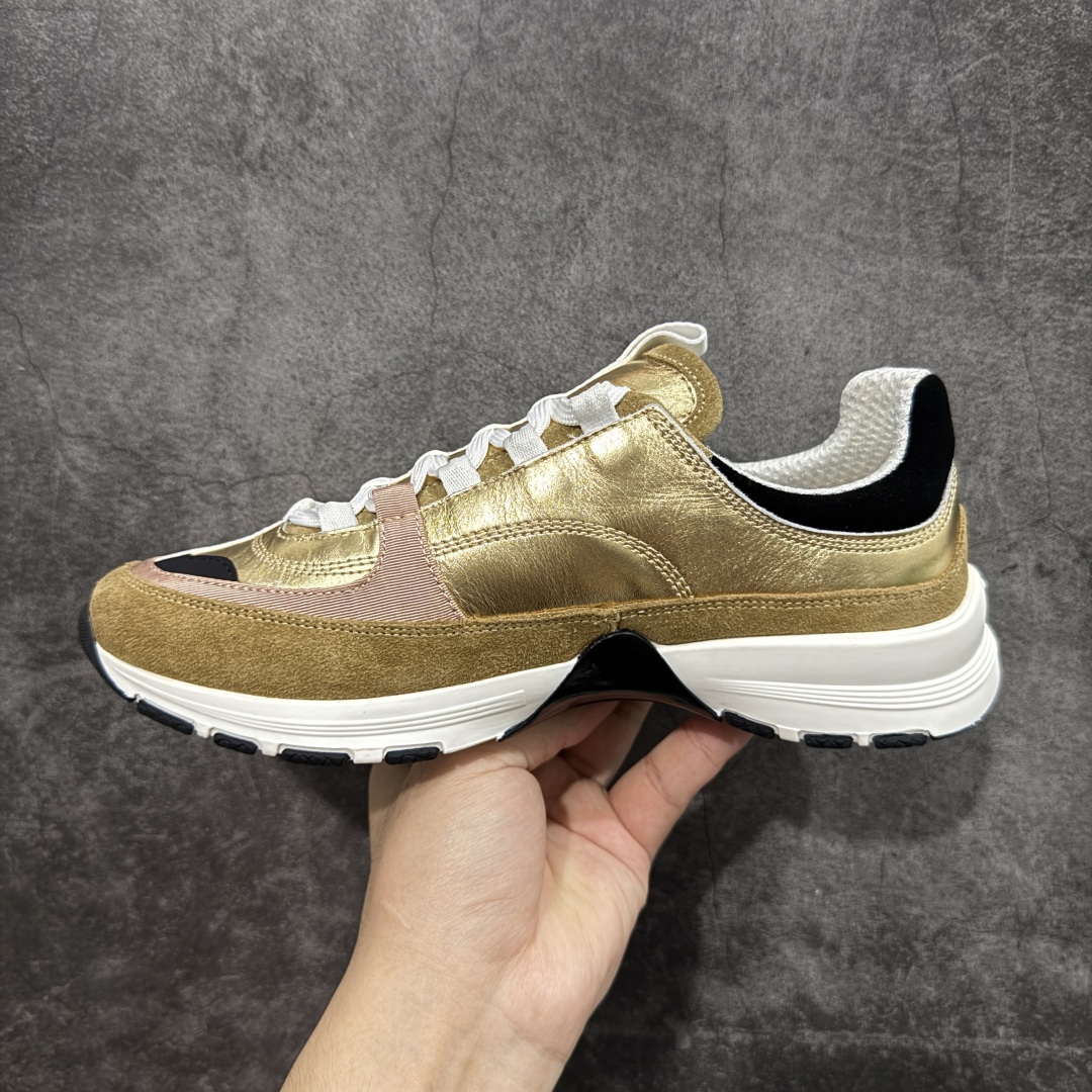 图片[2]-【莞顶礼盒版】Chanel 25a春夏小厚底运动鞋 经典大爆款，各大博主上脚同款 经典超百搭，随意穿搭拿捏的稳稳的，现已登陆发售！ 高价购入两对原版 一比一开模精心制造 鞋面大底配件全套开模 鞋面原版定制金属小牛皮 原版开模皮料空压工艺 内里网都是进口定制，很贴肤 鞋面立体流畅 原版开模多层组合大底 高端礼盒飞机盒包装 档次拉满 尺码：35-40-选品中心