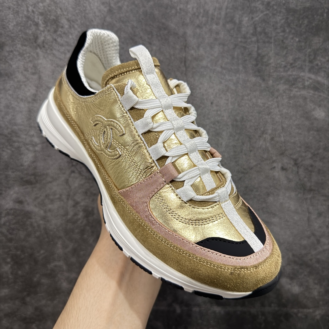 图片[3]-【莞顶礼盒版】Chanel 25a春夏小厚底运动鞋 经典大爆款，各大博主上脚同款 经典超百搭，随意穿搭拿捏的稳稳的，现已登陆发售！ 高价购入两对原版 一比一开模精心制造 鞋面大底配件全套开模 鞋面原版定制金属小牛皮 原版开模皮料空压工艺 内里网都是进口定制，很贴肤 鞋面立体流畅 原版开模多层组合大底 高端礼盒飞机盒包装 档次拉满 尺码：35-40-选品中心