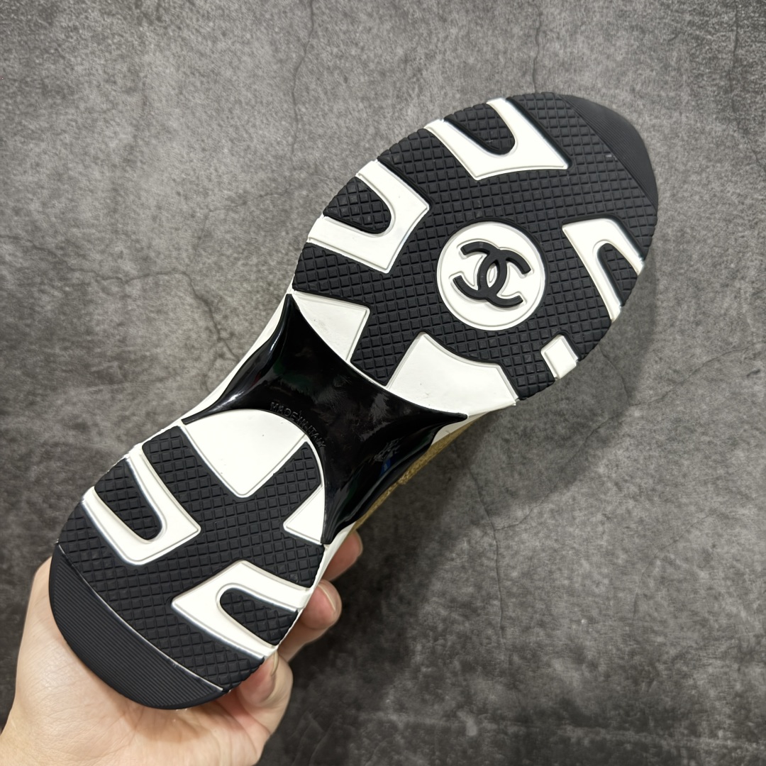 图片[9]-【莞顶礼盒版】Chanel 25a春夏小厚底运动鞋 经典大爆款，各大博主上脚同款 经典超百搭，随意穿搭拿捏的稳稳的，现已登陆发售！ 高价购入两对原版 一比一开模精心制造 鞋面大底配件全套开模 鞋面原版定制金属小牛皮 原版开模皮料空压工艺 内里网都是进口定制，很贴肤 鞋面立体流畅 原版开模多层组合大底 高端礼盒飞机盒包装 档次拉满 尺码：35-40-选品中心