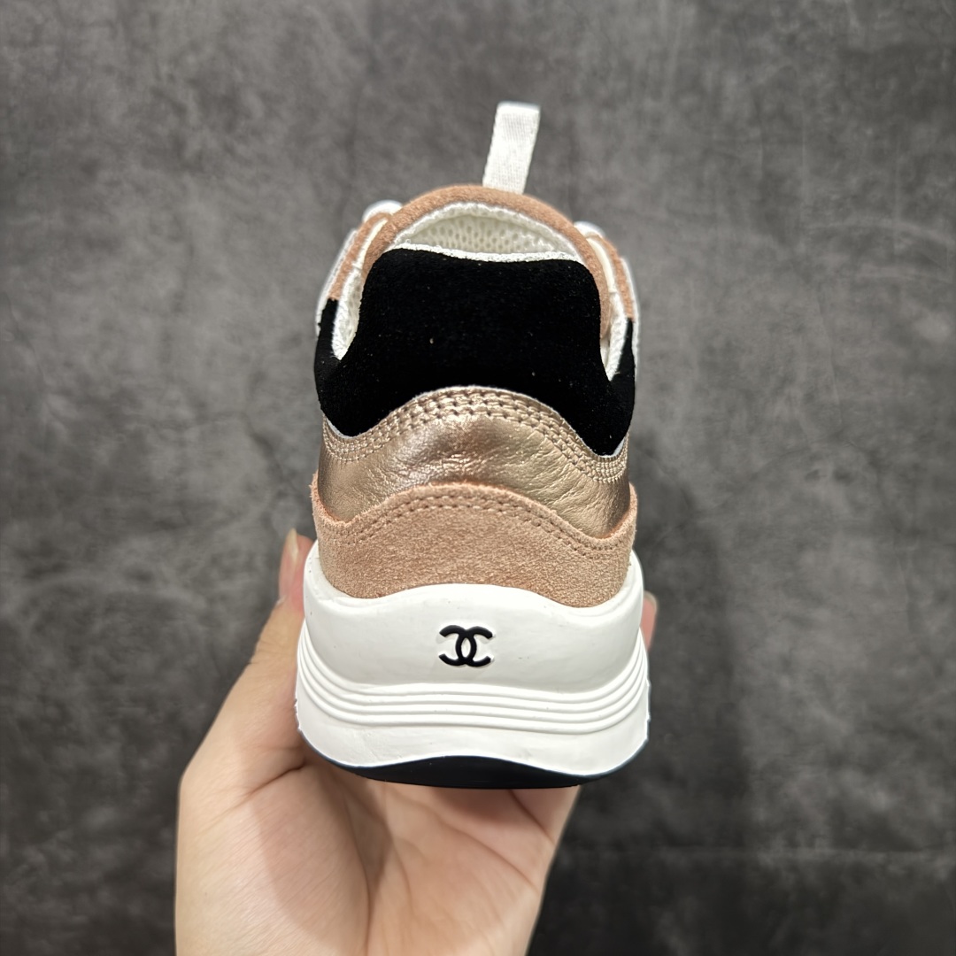 图片[4]-【莞顶礼盒版】Chanel 25a春夏小厚底运动鞋 经典大爆款，各大博主上脚同款 经典超百搭，随意穿搭拿捏的稳稳的，现已登陆发售！ 高价购入两对原版 一比一开模精心制造 鞋面大底配件全套开模 鞋面原版定制金属小牛皮 原版开模皮料空压工艺 内里网都是进口定制，很贴肤 鞋面立体流畅 原版开模多层组合大底 高端礼盒飞机盒包装 档次拉满 尺码：35-40-选品中心