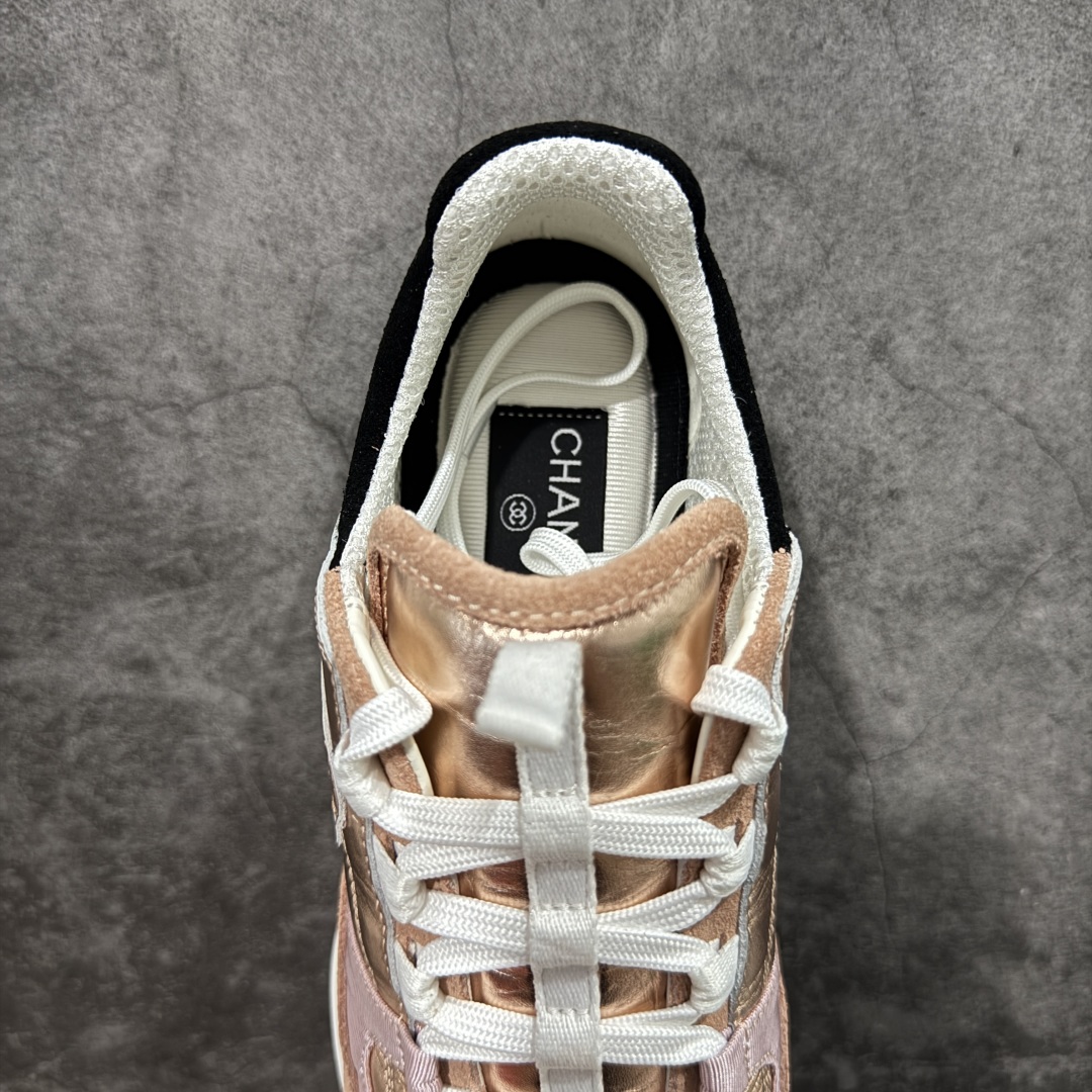 图片[8]-【莞顶礼盒版】Chanel 25a春夏小厚底运动鞋 经典大爆款，各大博主上脚同款 经典超百搭，随意穿搭拿捏的稳稳的，现已登陆发售！ 高价购入两对原版 一比一开模精心制造 鞋面大底配件全套开模 鞋面原版定制金属小牛皮 原版开模皮料空压工艺 内里网都是进口定制，很贴肤 鞋面立体流畅 原版开模多层组合大底 高端礼盒飞机盒包装 档次拉满 尺码：35-40-选品中心