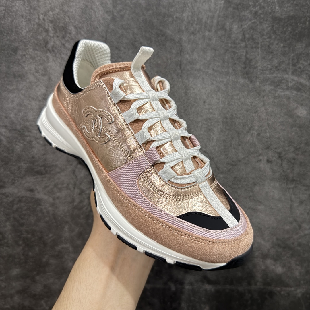 图片[3]-【莞顶礼盒版】Chanel 25a春夏小厚底运动鞋 经典大爆款，各大博主上脚同款 经典超百搭，随意穿搭拿捏的稳稳的，现已登陆发售！ 高价购入两对原版 一比一开模精心制造 鞋面大底配件全套开模 鞋面原版定制金属小牛皮 原版开模皮料空压工艺 内里网都是进口定制，很贴肤 鞋面立体流畅 原版开模多层组合大底 高端礼盒飞机盒包装 档次拉满 尺码：35-40-选品中心