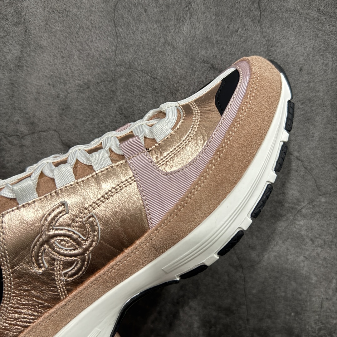 图片[6]-【莞顶礼盒版】Chanel 25a春夏小厚底运动鞋 经典大爆款，各大博主上脚同款 经典超百搭，随意穿搭拿捏的稳稳的，现已登陆发售！ 高价购入两对原版 一比一开模精心制造 鞋面大底配件全套开模 鞋面原版定制金属小牛皮 原版开模皮料空压工艺 内里网都是进口定制，很贴肤 鞋面立体流畅 原版开模多层组合大底 高端礼盒飞机盒包装 档次拉满 尺码：35-40-选品中心