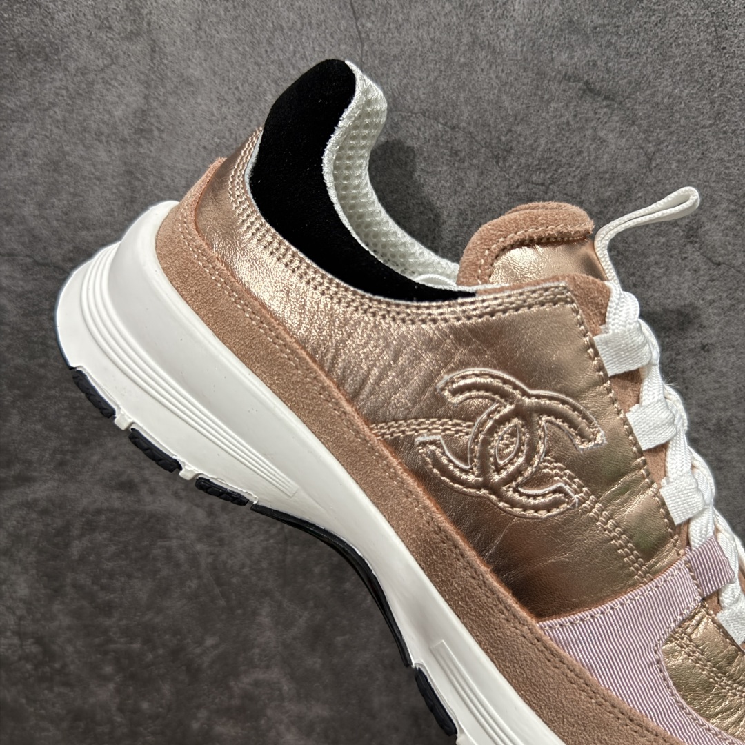 图片[7]-【莞顶礼盒版】Chanel 25a春夏小厚底运动鞋 经典大爆款，各大博主上脚同款 经典超百搭，随意穿搭拿捏的稳稳的，现已登陆发售！ 高价购入两对原版 一比一开模精心制造 鞋面大底配件全套开模 鞋面原版定制金属小牛皮 原版开模皮料空压工艺 内里网都是进口定制，很贴肤 鞋面立体流畅 原版开模多层组合大底 高端礼盒飞机盒包装 档次拉满 尺码：35-40-选品中心