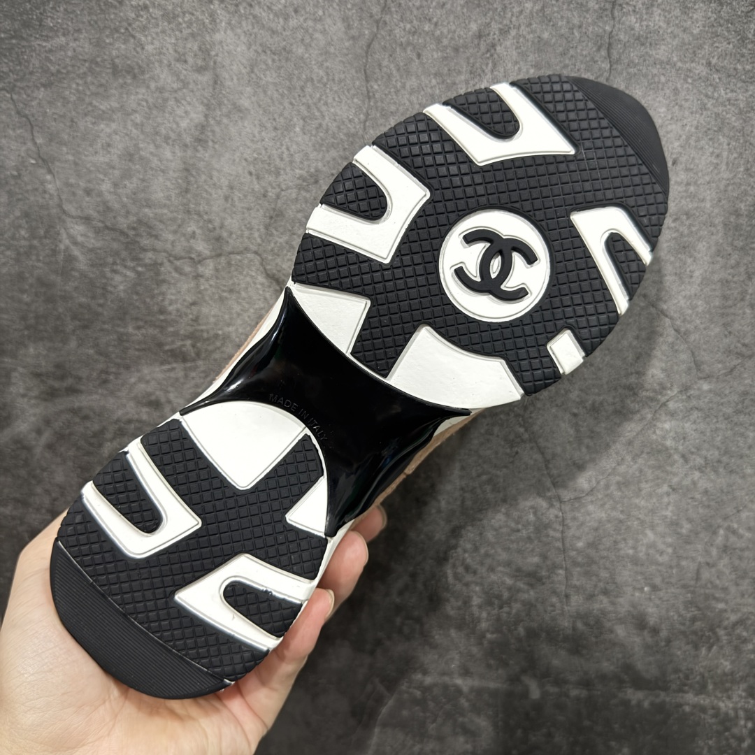 图片[9]-【莞顶礼盒版】Chanel 25a春夏小厚底运动鞋 经典大爆款，各大博主上脚同款 经典超百搭，随意穿搭拿捏的稳稳的，现已登陆发售！ 高价购入两对原版 一比一开模精心制造 鞋面大底配件全套开模 鞋面原版定制金属小牛皮 原版开模皮料空压工艺 内里网都是进口定制，很贴肤 鞋面立体流畅 原版开模多层组合大底 高端礼盒飞机盒包装 档次拉满 尺码：35-40-选品中心