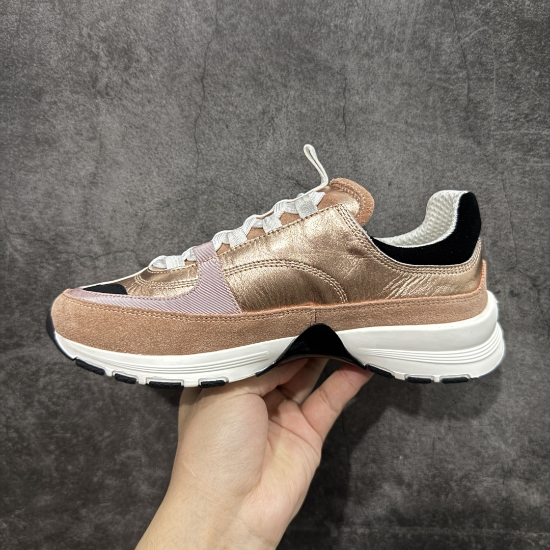 图片[2]-【莞顶礼盒版】Chanel 25a春夏小厚底运动鞋 经典大爆款，各大博主上脚同款 经典超百搭，随意穿搭拿捏的稳稳的，现已登陆发售！ 高价购入两对原版 一比一开模精心制造 鞋面大底配件全套开模 鞋面原版定制金属小牛皮 原版开模皮料空压工艺 内里网都是进口定制，很贴肤 鞋面立体流畅 原版开模多层组合大底 高端礼盒飞机盒包装 档次拉满 尺码：35-40-选品中心