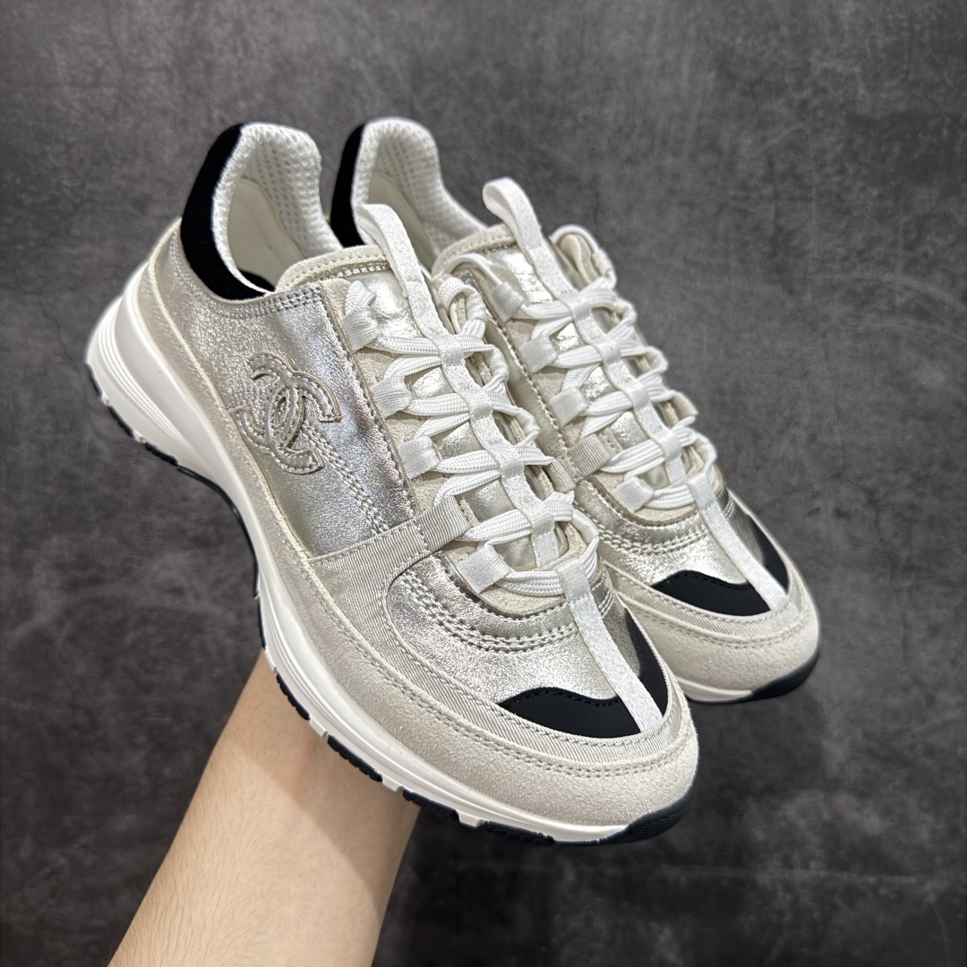 图片[4]-【莞顶礼盒版】Chanel 25a春夏小厚底运动鞋 经典大爆款，各大博主上脚同款 经典超百搭，随意穿搭拿捏的稳稳的，现已登陆发售！ 高价购入两对原版 一比一开模精心制造 鞋面大底配件全套开模 鞋面原版定制金属小牛皮 原版开模皮料空压工艺 内里网都是进口定制，很贴肤 鞋面立体流畅 原版开模多层组合大底 高端礼盒飞机盒包装 档次拉满 尺码：35-40-选品中心