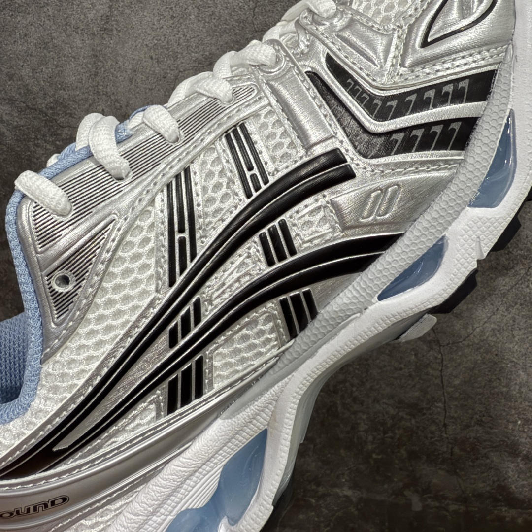 图片[4]-【总裁版】 JJJJound x ASICS GEL-KAYANO 14 亚瑟士系列轻量缓震休闲运动跑步鞋 市场天花板品质 鞋型细节秒杀市场流通版本 知名大厂出品 原版开发 细节完美把控 独家私模五层组合大底 原厂定制缓震硅胶加持 原盒原配 官方四联吊牌 一比一同步原鞋工艺和用料 后跟一样采用了GEL缓震胶 整体系列设计非常的科技感！ 锻炼跑步的同时让你一样时尚百搭！ 设计师 Hidenori Yamashita 以「Flash」一词为灵感，创造出未来感金属色鞋面，改造升级内在性能，由内而外全面革新，为 GEL-KAYANO 家族传承及经典跑鞋文化的延续，创下里程碑式作品。ASICS GEL – KAYANO 14 跑鞋重新诠释了复古的跑步形状，并以其 2000 年代后期的美学理念重新铺装，银色与蓝色的鞋面极为高档.网面铺陈与鞋面、鞋头多处细节位增添了透气性。ASICS GEL – KAYANO 14的鞋后跟部中底上以及多密度耐磨鞋底增加了 GEL 缓震胶，提供高抗冲击性、缓冲性、可保护脚部免受地面冲击的影响，穿着舒适性十足「入手同款」 尺码：36 37 37.5 38 39 39.5 40.5 41.5 42 42.5 43.5 44 45 46-选品中心