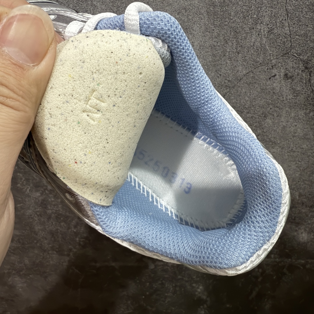 图片[9]-【总裁版】 JJJJound x ASICS GEL-KAYANO 14 亚瑟士系列轻量缓震休闲运动跑步鞋 市场天花板品质 鞋型细节秒杀市场流通版本 知名大厂出品 原版开发 细节完美把控 独家私模五层组合大底 原厂定制缓震硅胶加持 原盒原配 官方四联吊牌 一比一同步原鞋工艺和用料 后跟一样采用了GEL缓震胶 整体系列设计非常的科技感！ 锻炼跑步的同时让你一样时尚百搭！ 设计师 Hidenori Yamashita 以「Flash」一词为灵感，创造出未来感金属色鞋面，改造升级内在性能，由内而外全面革新，为 GEL-KAYANO 家族传承及经典跑鞋文化的延续，创下里程碑式作品。ASICS GEL – KAYANO 14 跑鞋重新诠释了复古的跑步形状，并以其 2000 年代后期的美学理念重新铺装，银色与蓝色的鞋面极为高档.网面铺陈与鞋面、鞋头多处细节位增添了透气性。ASICS GEL – KAYANO 14的鞋后跟部中底上以及多密度耐磨鞋底增加了 GEL 缓震胶，提供高抗冲击性、缓冲性、可保护脚部免受地面冲击的影响，穿着舒适性十足「入手同款」 尺码：36 37 37.5 38 39 39.5 40.5 41.5 42 42.5 43.5 44 45 46-选品中心