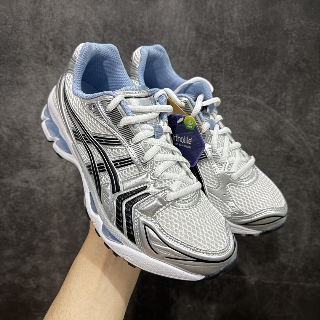 【总裁版】 JJJJound x ASICS GEL-KAYANO 14 亚瑟士系列轻量缓震休闲运动跑步鞋 市场天花板品质 鞋型细节秒杀市场流通版本 知名大厂出品 原版开发 细节完美把控 独家私模五层组合大底 原厂定制缓震硅胶加持 原盒原配 官方四联吊牌 一比一同步原鞋工艺和用料 后跟一样采用了GEL缓震胶 整体系列设计非常的科技感! 锻炼跑步的同时让你一样时尚百搭! 设计师 Hidenori Yamashita 以「Flash」一词为灵感,创造出未来感金属色鞋面,改造升级内在性能,由内而外全面革新,为 GEL-KAYANO 家族传承及经典跑鞋文化的延续,创下里程碑式作品。ASICS GEL - KAYANO 14 跑鞋重新诠释了复古的跑步形状,并以其 2000 年代后期的美学理念重新铺装,银色与蓝色的鞋面极为高档.网面铺陈与鞋面、鞋头多处细节位增添了透气性。ASICS GEL - KAYANO 14的鞋后跟部中底上以及多密度耐磨鞋底增加了 GEL 缓震胶,提供高抗冲击性、缓冲性、可保护脚部免受地面冲击的影响,穿着舒适性十足「入手同款」 尺码:36 37 37.5 38 39 39.5 40.5 41.5 42 42.5 43.5 44 45 46-选品中心