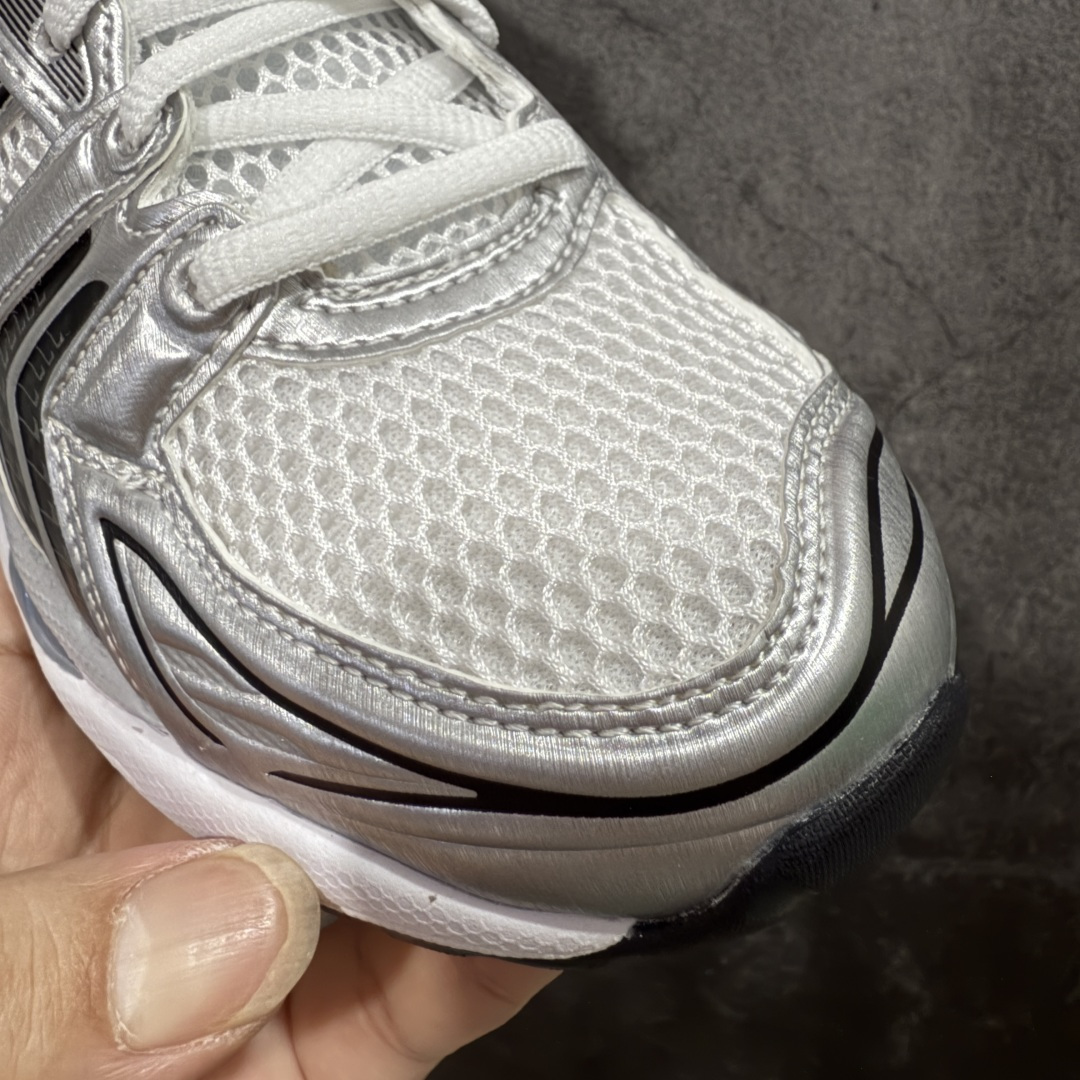 图片[5]-【总裁版】 JJJJound x ASICS GEL-KAYANO 14 亚瑟士系列轻量缓震休闲运动跑步鞋 市场天花板品质 鞋型细节秒杀市场流通版本 知名大厂出品 原版开发 细节完美把控 独家私模五层组合大底 原厂定制缓震硅胶加持 原盒原配 官方四联吊牌 一比一同步原鞋工艺和用料 后跟一样采用了GEL缓震胶 整体系列设计非常的科技感！ 锻炼跑步的同时让你一样时尚百搭！ 设计师 Hidenori Yamashita 以「Flash」一词为灵感，创造出未来感金属色鞋面，改造升级内在性能，由内而外全面革新，为 GEL-KAYANO 家族传承及经典跑鞋文化的延续，创下里程碑式作品。ASICS GEL – KAYANO 14 跑鞋重新诠释了复古的跑步形状，并以其 2000 年代后期的美学理念重新铺装，银色与蓝色的鞋面极为高档.网面铺陈与鞋面、鞋头多处细节位增添了透气性。ASICS GEL – KAYANO 14的鞋后跟部中底上以及多密度耐磨鞋底增加了 GEL 缓震胶，提供高抗冲击性、缓冲性、可保护脚部免受地面冲击的影响，穿着舒适性十足「入手同款」 尺码：36 37 37.5 38 39 39.5 40.5 41.5 42 42.5 43.5 44 45 46-选品中心