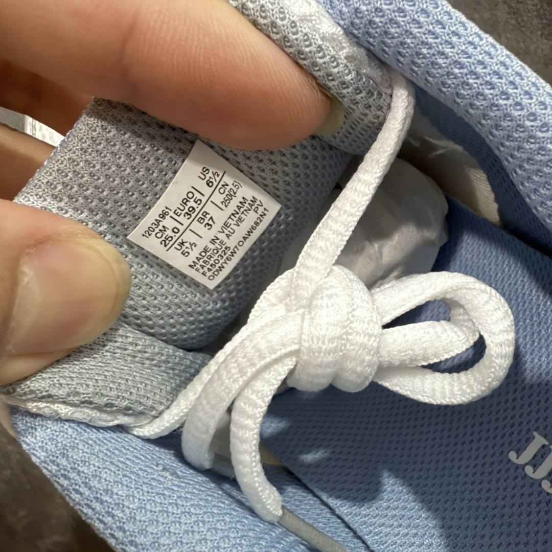 图片[7]-【总裁版】 JJJJound x ASICS GEL-KAYANO 14 亚瑟士系列轻量缓震休闲运动跑步鞋 市场天花板品质 鞋型细节秒杀市场流通版本 知名大厂出品 原版开发 细节完美把控 独家私模五层组合大底 原厂定制缓震硅胶加持 原盒原配 官方四联吊牌 一比一同步原鞋工艺和用料 后跟一样采用了GEL缓震胶 整体系列设计非常的科技感！ 锻炼跑步的同时让你一样时尚百搭！ 设计师 Hidenori Yamashita 以「Flash」一词为灵感，创造出未来感金属色鞋面，改造升级内在性能，由内而外全面革新，为 GEL-KAYANO 家族传承及经典跑鞋文化的延续，创下里程碑式作品。ASICS GEL – KAYANO 14 跑鞋重新诠释了复古的跑步形状，并以其 2000 年代后期的美学理念重新铺装，银色与蓝色的鞋面极为高档.网面铺陈与鞋面、鞋头多处细节位增添了透气性。ASICS GEL – KAYANO 14的鞋后跟部中底上以及多密度耐磨鞋底增加了 GEL 缓震胶，提供高抗冲击性、缓冲性、可保护脚部免受地面冲击的影响，穿着舒适性十足「入手同款」 尺码：36 37 37.5 38 39 39.5 40.5 41.5 42 42.5 43.5 44 45 46-选品中心