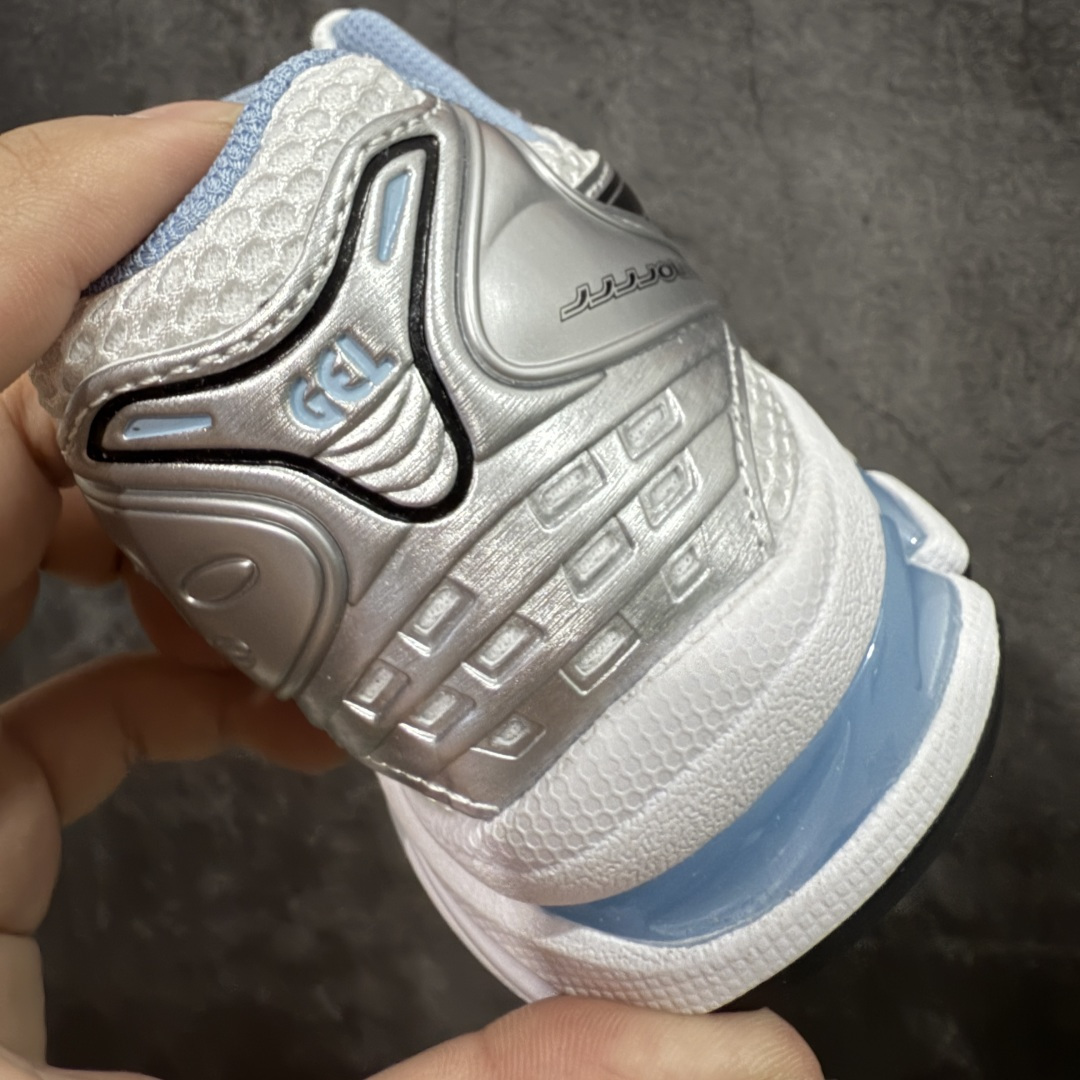 图片[2]-【总裁版】 JJJJound x ASICS GEL-KAYANO 14 亚瑟士系列轻量缓震休闲运动跑步鞋 市场天花板品质 鞋型细节秒杀市场流通版本 知名大厂出品 原版开发 细节完美把控 独家私模五层组合大底 原厂定制缓震硅胶加持 原盒原配 官方四联吊牌 一比一同步原鞋工艺和用料 后跟一样采用了GEL缓震胶 整体系列设计非常的科技感！ 锻炼跑步的同时让你一样时尚百搭！ 设计师 Hidenori Yamashita 以「Flash」一词为灵感，创造出未来感金属色鞋面，改造升级内在性能，由内而外全面革新，为 GEL-KAYANO 家族传承及经典跑鞋文化的延续，创下里程碑式作品。ASICS GEL – KAYANO 14 跑鞋重新诠释了复古的跑步形状，并以其 2000 年代后期的美学理念重新铺装，银色与蓝色的鞋面极为高档.网面铺陈与鞋面、鞋头多处细节位增添了透气性。ASICS GEL – KAYANO 14的鞋后跟部中底上以及多密度耐磨鞋底增加了 GEL 缓震胶，提供高抗冲击性、缓冲性、可保护脚部免受地面冲击的影响，穿着舒适性十足「入手同款」 尺码：36 37 37.5 38 39 39.5 40.5 41.5 42 42.5 43.5 44 45 46-选品中心