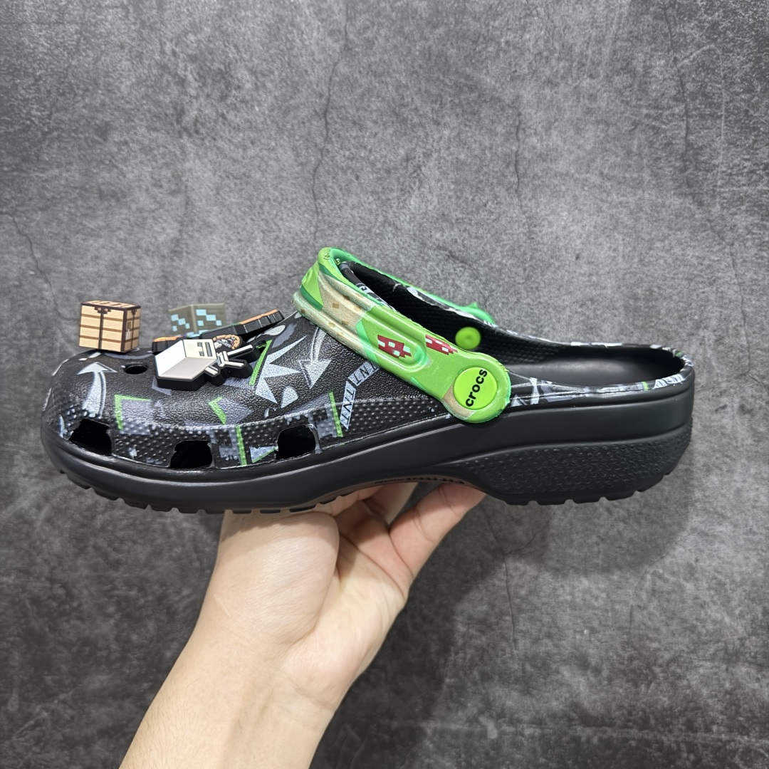 图片[2]-【莞产版本】Crocs 卡骆驰 我的世界联名款洞洞鞋，超酷像素风格设计！带专属Minecraft主题鞋花，防滑耐磨透气，适合春夏户外穿着～ 配件自装 丢失扣10 尺码： M4=36-37 M5=37-38 M6=38-39 M7=39-40 M8=41-42 M9=42-43 M10=43-44 M11=45-46-选品中心