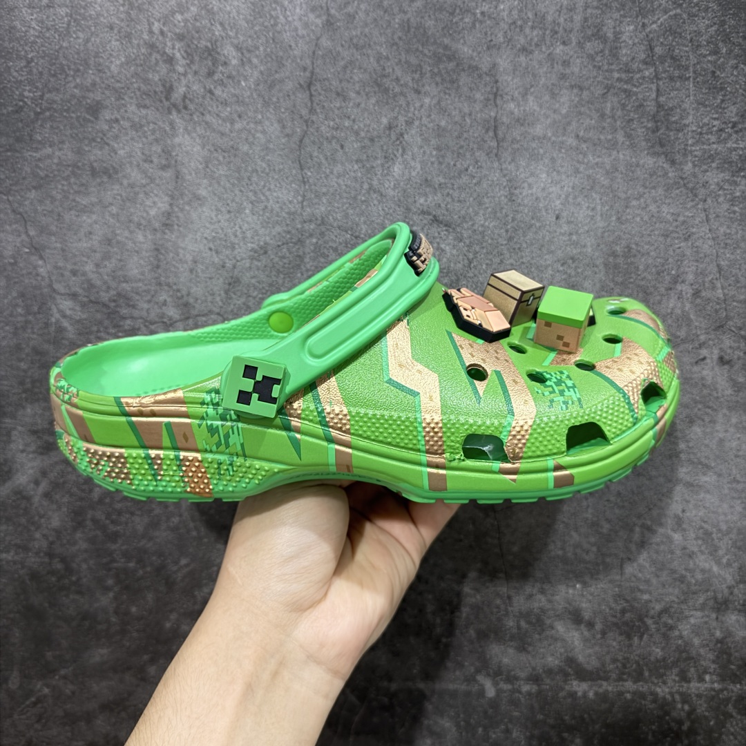 【莞产版本】Crocs 卡骆驰 我的世界联名款洞洞鞋,超酷像素风格设计!带专属Minecraft主题鞋花,防滑耐磨透气,适合春夏户外穿着~ 配件自装 丢失扣10 尺码: M4=36-37 M5=37-38 M6=38-39 M7=39-40 M8=41-42 M9=42-43 M10=43-44 M11=45-46-选品中心