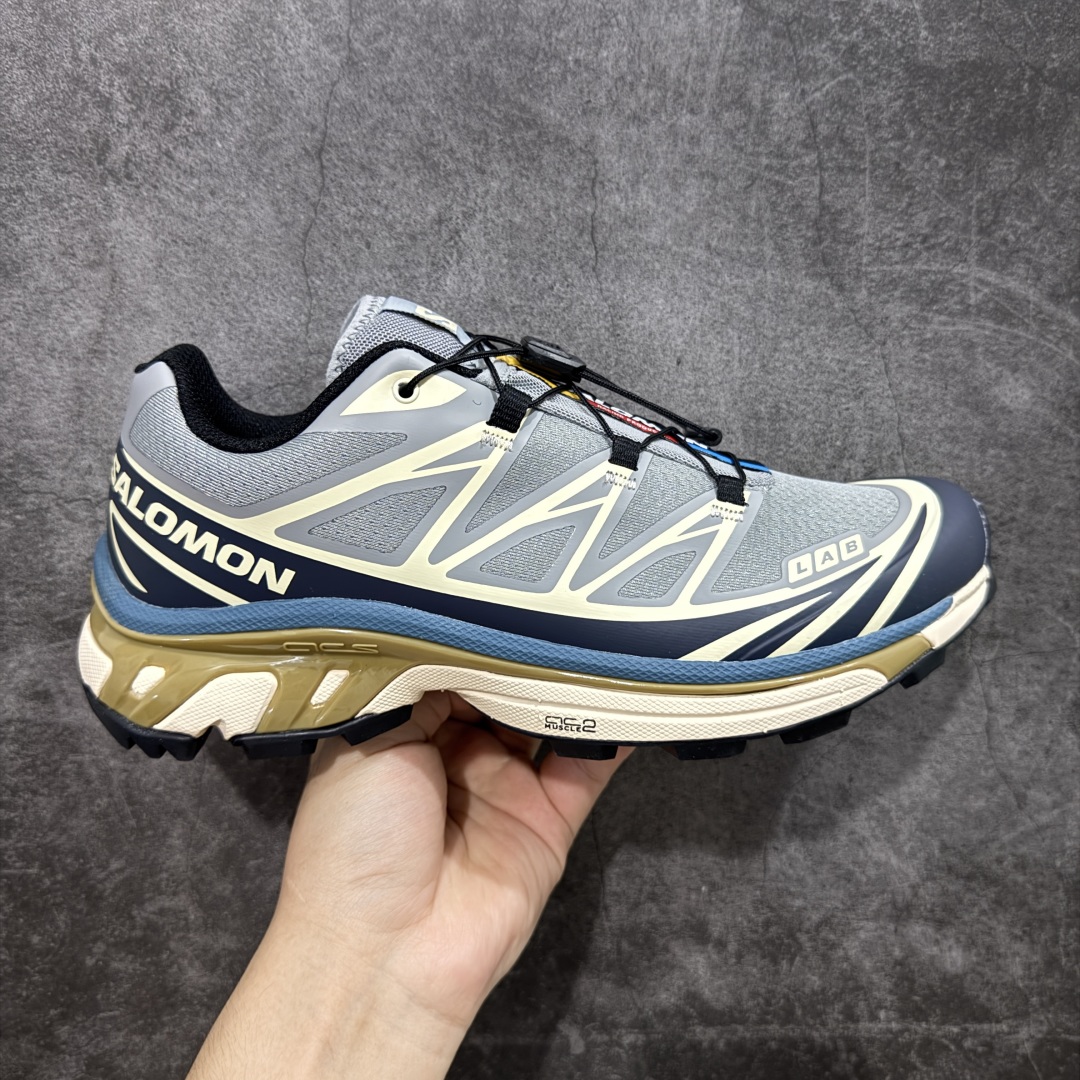 【PZ纯原】SALOMON XT-6 萨洛蒙潮流越野机能户外功能鞋 迷雾蓝 414551 全新版本出货 好货不怕晚 品质 细节 材料都是肉眼可以见! 售前售后也是其它工厂无法匹敌! 纯原外贸平台特供订单 耗时半年巨作 全套原纸板楦头开发 原厂特供网布配套加持 确保原汁原味 完美呈现版型 原档数据独家私模五层组合大底 原装Ortholite轻量化鞋垫 中底布带钢印编号 原厂TPU锁扣 进口港宝加持 后跟自然饱满 还原公司包裹性 鞋面以“锯齿”状的包裹系统呈现 在基色底之下加入了各种色点缀 将公司的最新技术和时尚前卫的造型融入耐用的长跑款式中 鞋面由 TPU 薄膜制成 并焊接在高耐磨网眼上 使其既时尚又坚固 由 ACS底盘支撑 可增强稳定性和支撑力 以及由橡胶凸耳 Contragrip外底覆盖的 EVA 缓冲中底 旨在应对崎岖的地形 鞋舌上的彩色Salomon 标签、Quicklace 系统以及鞋头、鞋舌和鞋跟上的附加品牌使细节更加完美 让穿着者可以轻松驾驭户外与通勤下的任何运动生活场景 无缝鞋身户外随意纵横 颜值与脚感兼备 出街通勤 绝对非常吸睛 你值得拥有 尺码:36 36.5 37.5 38 38.5 39 40 40.5 41 42 42.5 43 44 44.5 45-选品中心