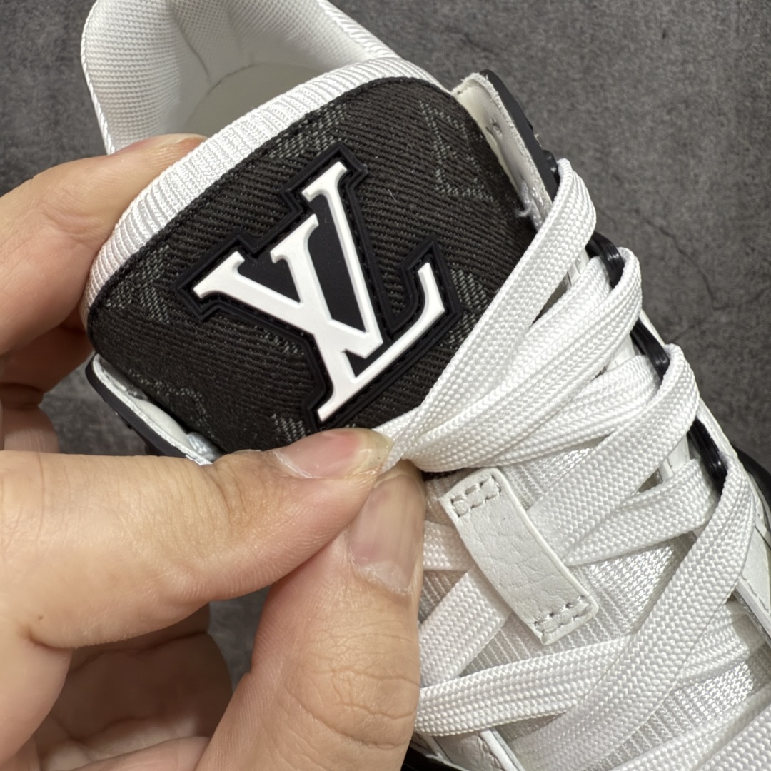  

现货当天可取
LV Trainer系列高奢运动鞋 黑白棕彩牛仔
新款芯片顶级 潮人必备单品
同步Z
