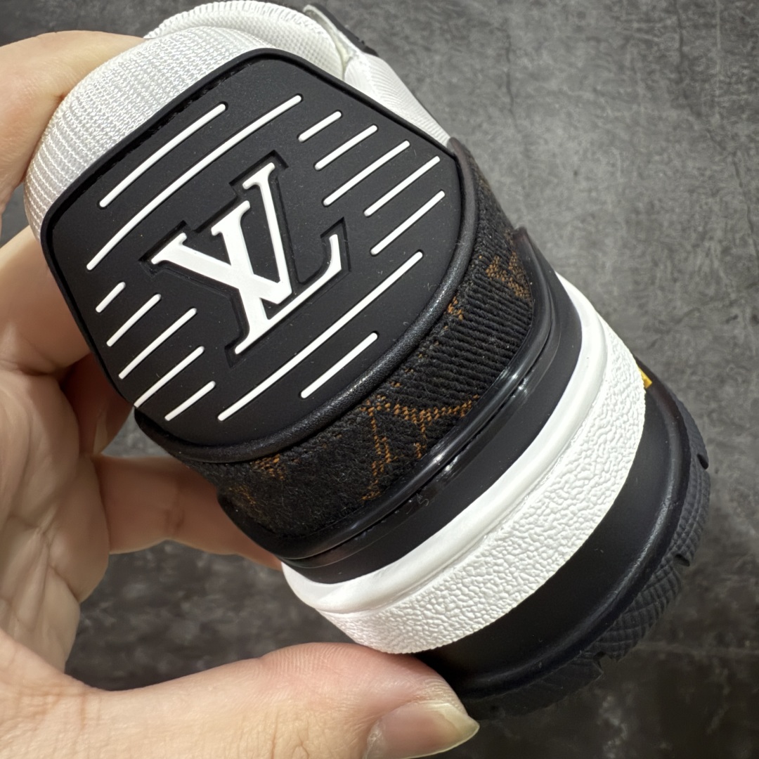  

现货当天可取
LV Trainer系列高奢运动鞋 黑白棕彩牛仔
新款芯片顶级 潮人必备单品
同步Z