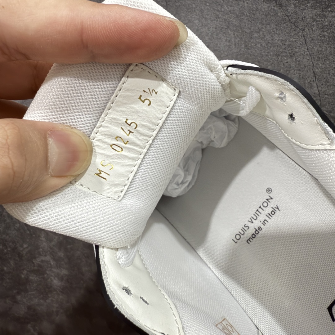  

现货当天可取
LV Trainer系列高奢运动鞋 黑白棕彩牛仔
新款芯片顶级 潮人必备单品
同步Z