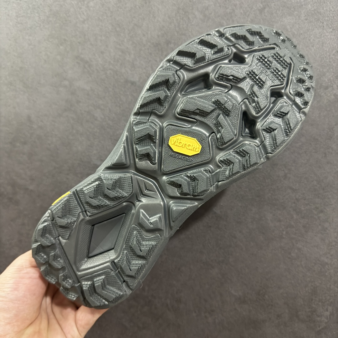 图片[9]-【公司级】Hoka Mafate Speed 4 Lite 马法特四代超轻厚底轻量山地跑步鞋 1168450 SLWS  #轻量化材料Fresh Foam。超轻量中底全部用料过3C认证！ 滚动平衡科技减少33%能量消耗 ！第二代Mafate更是延续精髓设计，并调整了整体的鞋型，修身的鞋型，更加灵巧的感觉一下子来了。外底韧弹感十足的EVA泡绵，结合Vibram橡胶大底，性能稳定输出，无论是平时穿着还是在潮湿的梅雨季节跑步，都是非常优秀的搭配。  尺码：36 36.5 37 38 38.5 39 40 40.5 41 42 42.5 43 44 45 编码：AMC270280-选品中心