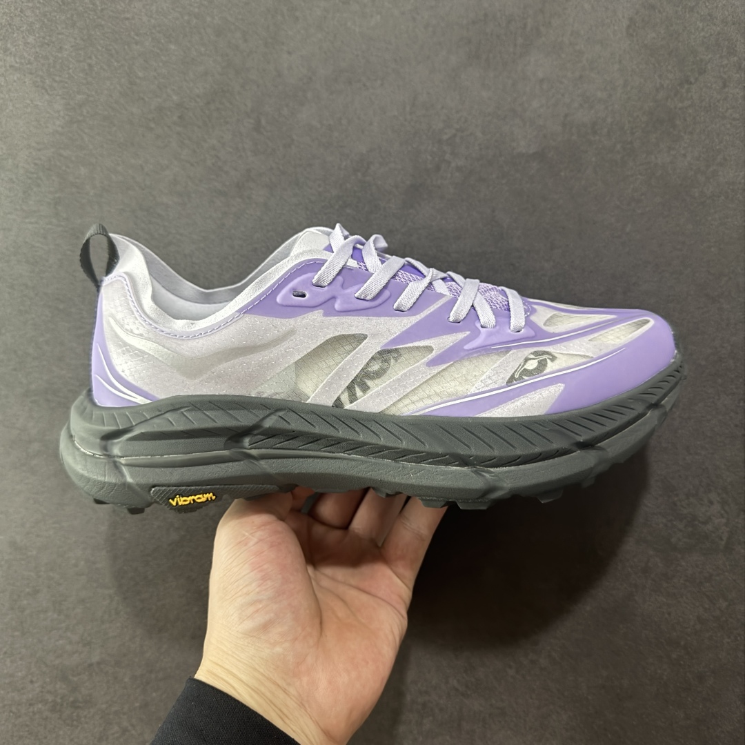 【公司级】Hoka Mafate Speed 4 Lite 马法特四代超轻厚底轻量山地跑步鞋 1168450 SLWS  #轻量化材料Fresh Foam。超轻量中底全部用料过3C认证! 滚动平衡科技减少33%能量消耗 !第二代Mafate更是延续精髓设计,并调整了整体的鞋型,修身的鞋型,更加灵巧的感觉一下子来了。外底韧弹感十足的EVA泡绵,结合Vibram橡胶大底,性能稳定输出,无论是平时穿着还是在潮湿的梅雨季节跑步,都是非常优秀的搭配。  尺码:36 36.5 37 38 38.5 39 40 40.5 41 42 42.5 43 44 45 编码:AMC270280-选品中心
